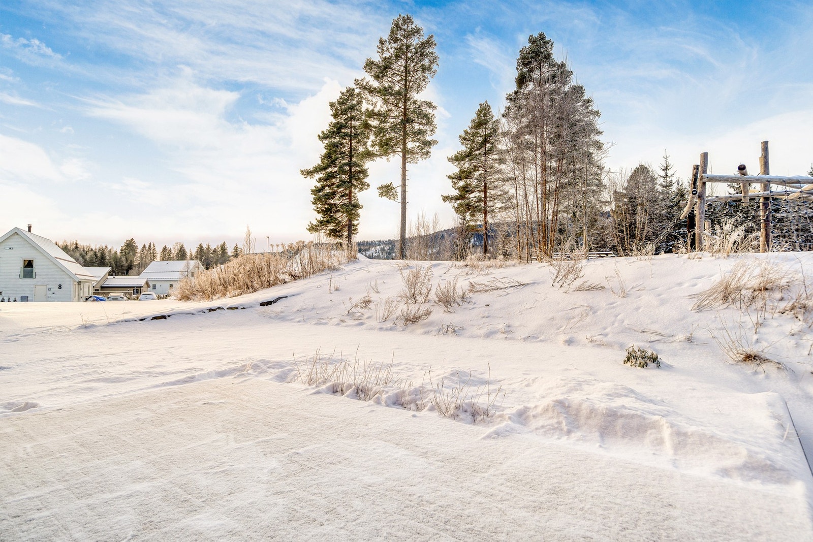 Lillemilen 26 ligger i et rolig og barnevennlig boligområde som er godt tilrettelagt for familieliv. Området er kjent for sin trygge atmosfære, lite gjennomgangstrafikk og nærhet til naturen, noe som gir gode rammer for både lek og friluftsliv. Galleribilde