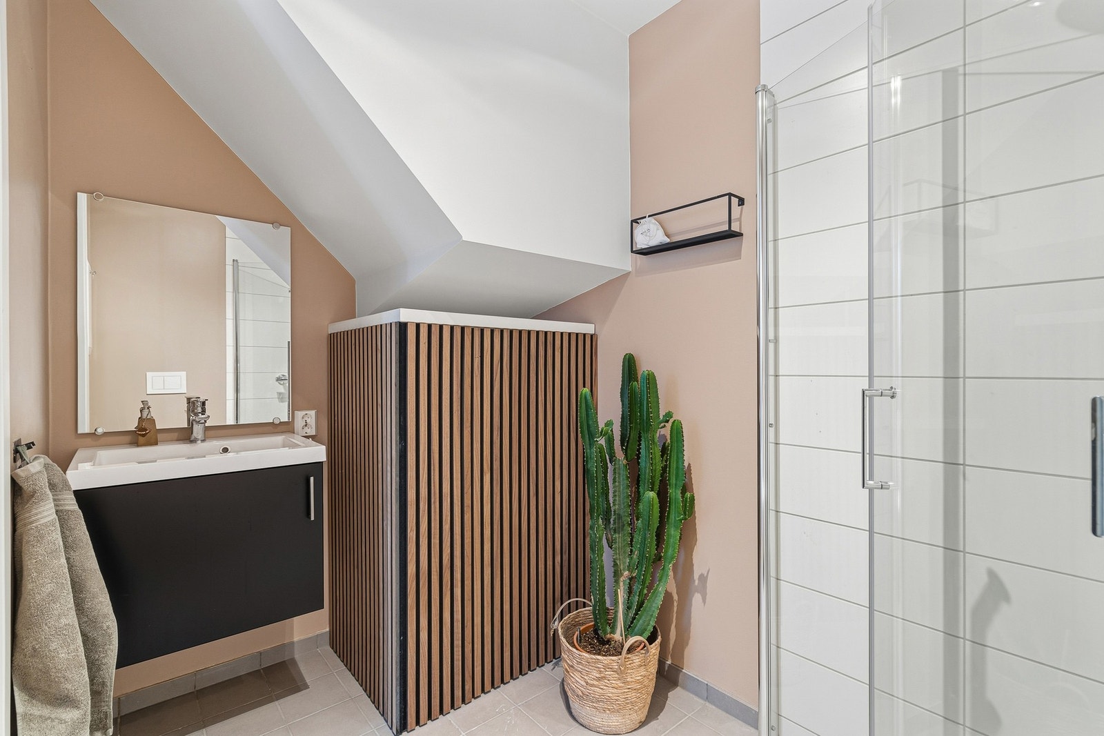 Et funksjonelt og pent bad for både hverdag og gjester. Galleribilde