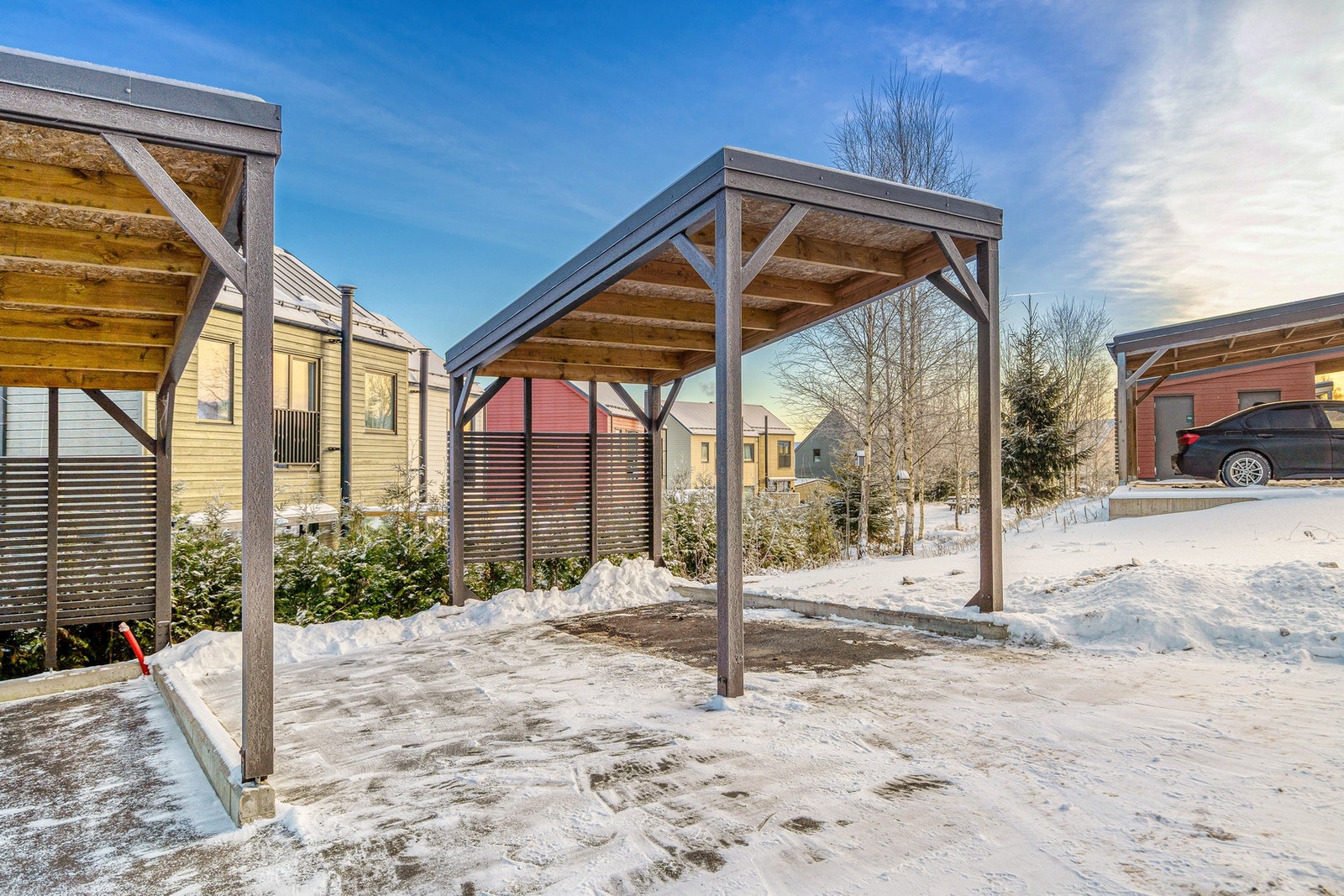 Boligen har tilhørende carport. Galleribilde
