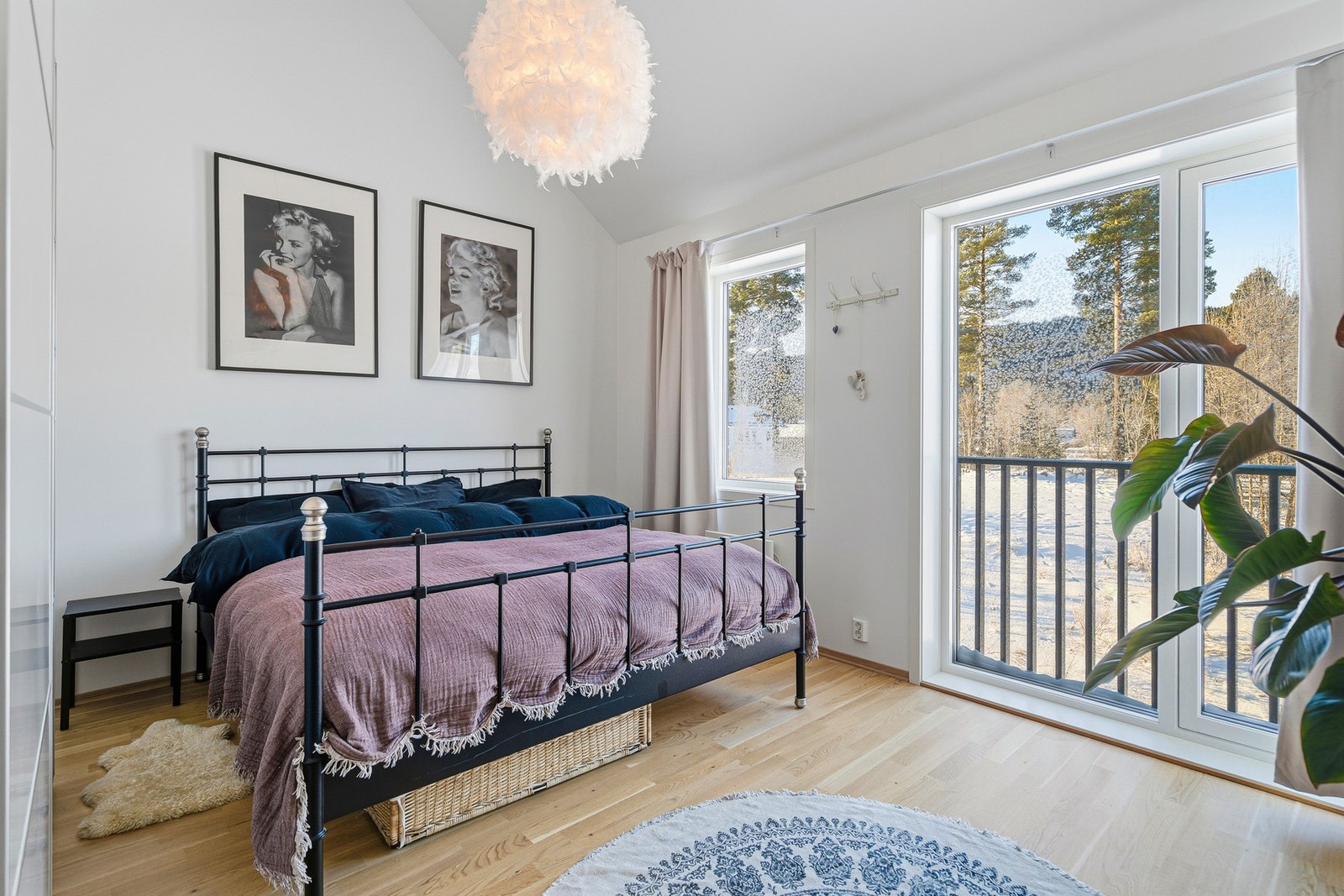 Romslig og lyst hovedsoverom, med fransk balkong Galleribilde