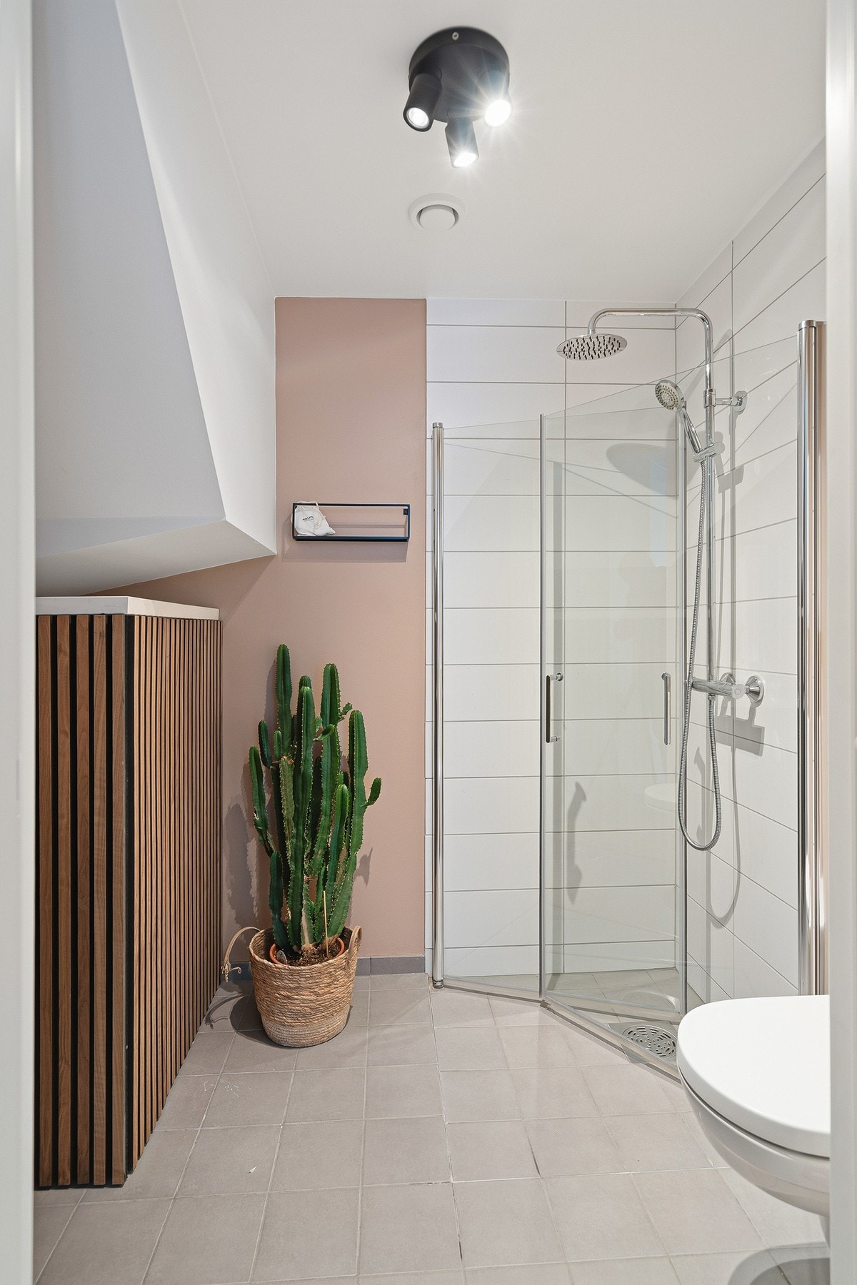 Badet i 1. etasje fremstår delikat og moderne Galleribilde