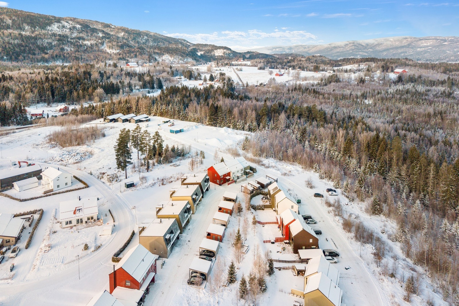 Her har du enkel tilgang til tur- og rekreasjonsområder rett i nærheten, med gode muligheter for gåturer, sykling og uteaktiviteter året rundt. Området passer perfekt for barnefamilier som ønsker å bo i rolige omgivelser, samtidig som hverdagen er praktis Galleribilde