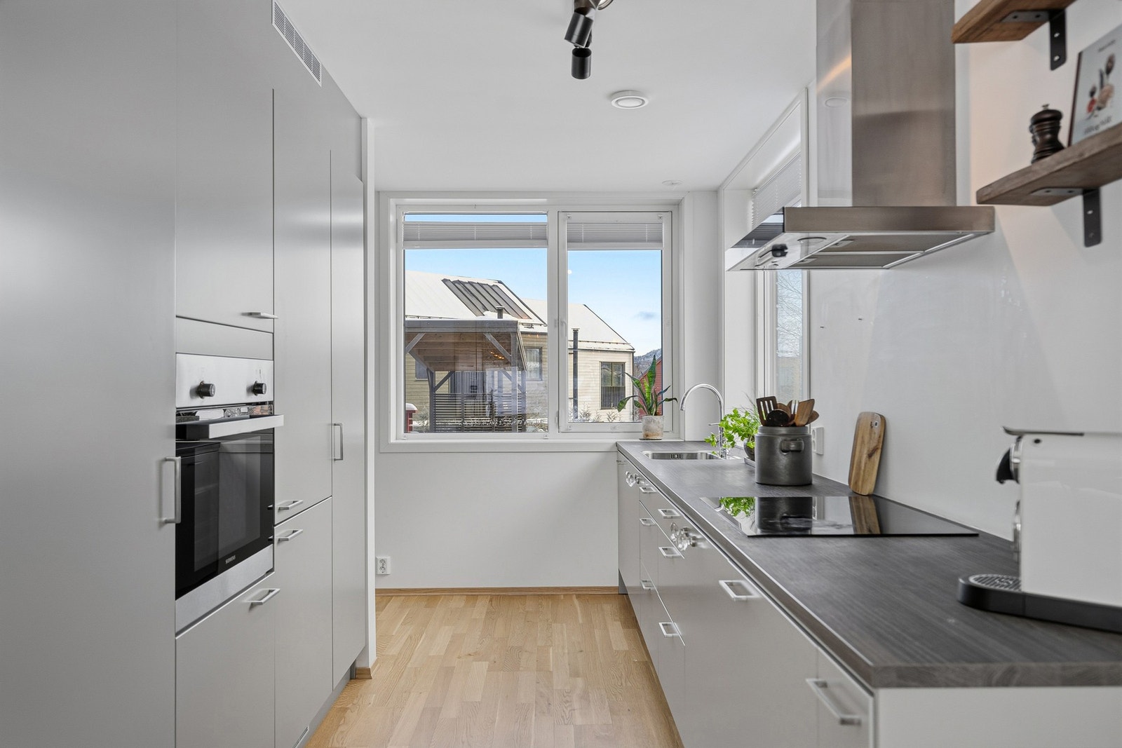 Kjøkkenet er moderne og stilrent, med glatte fronter og laminat benkeplate. Galleribilde