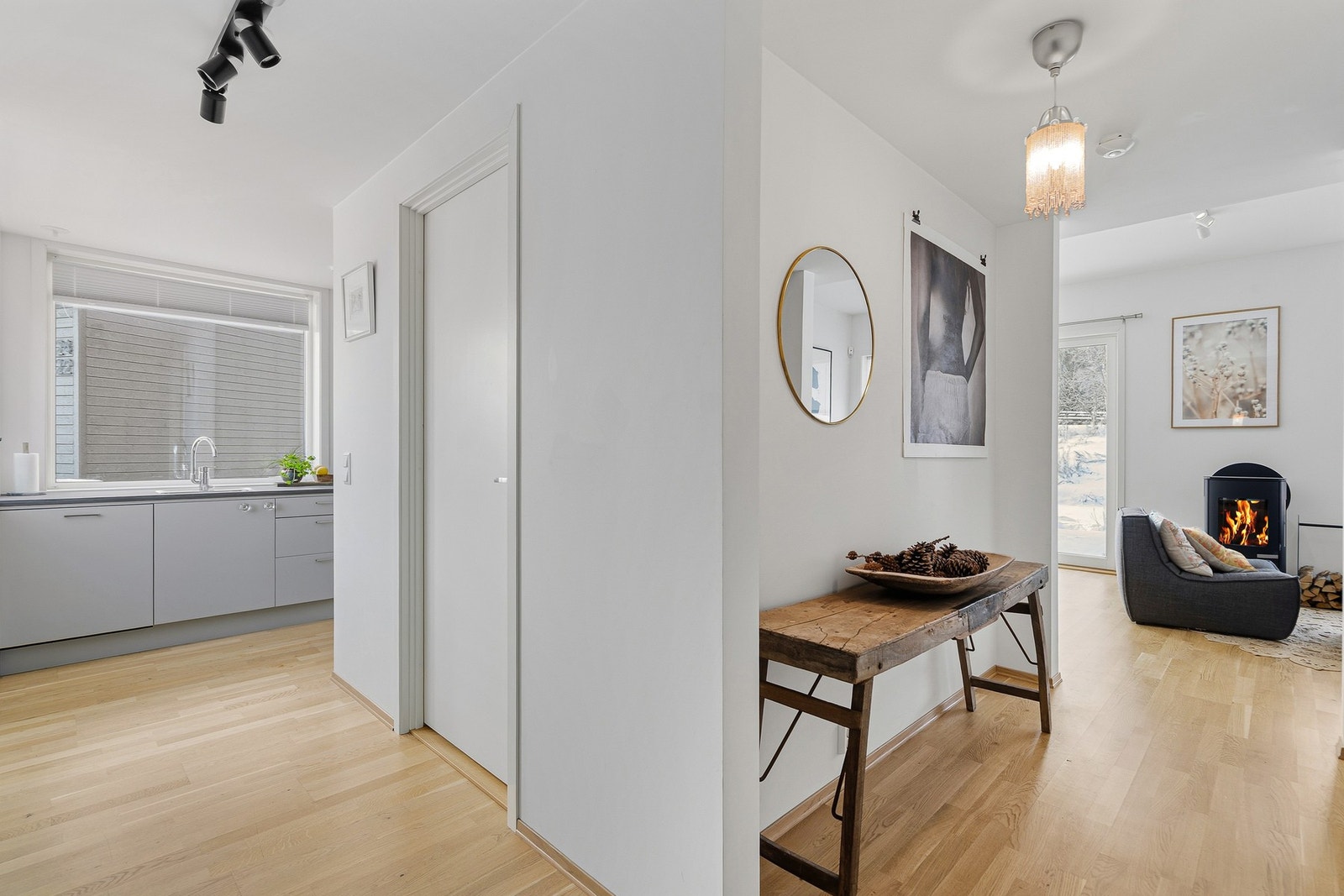 I 1. etasje ønskes du velkommen inn i en innbydende gang med god plass til garderobeløsning. Herfra er det adkomst til en praktisk bod som gir gode oppbevaringsmuligheter. Galleribilde