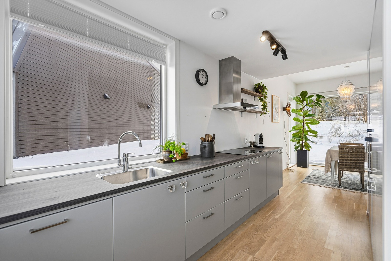 Her er det godt med skap- og benkeplass, og kjøkkenet er utstyrt med integrerte hvitevarer som kjøl/fryseskap, oppvaskmaskin, induksjonstopp og stekeovn, i tillegg til vannstoppsystem og komfyrvakt. Galleribilde