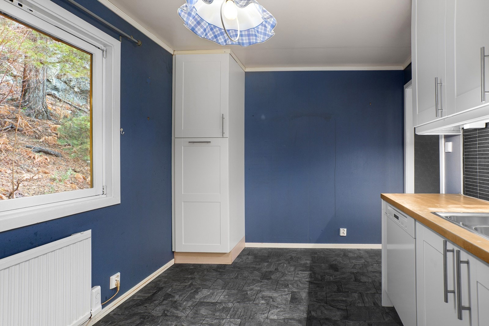 Plass for spisebord - kjøkken har hyggelig utsyn mot skogen Galleribilde