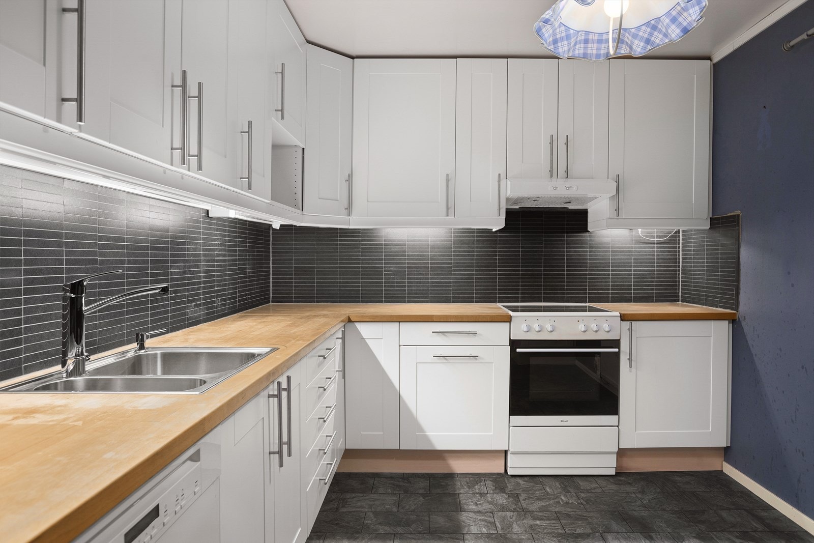 Kjøkkenet har profilerte fronter og benkeplate av heltre Galleribilde