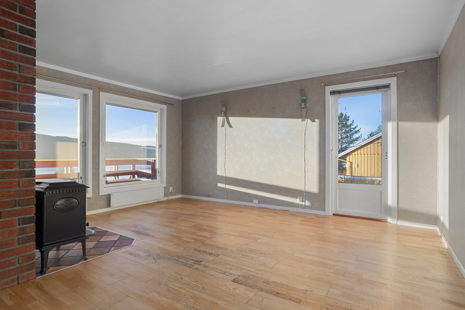 Huset har god beliggenhet høyt i terrenget, noe som gir gode utsiktsforhold Galleribilde