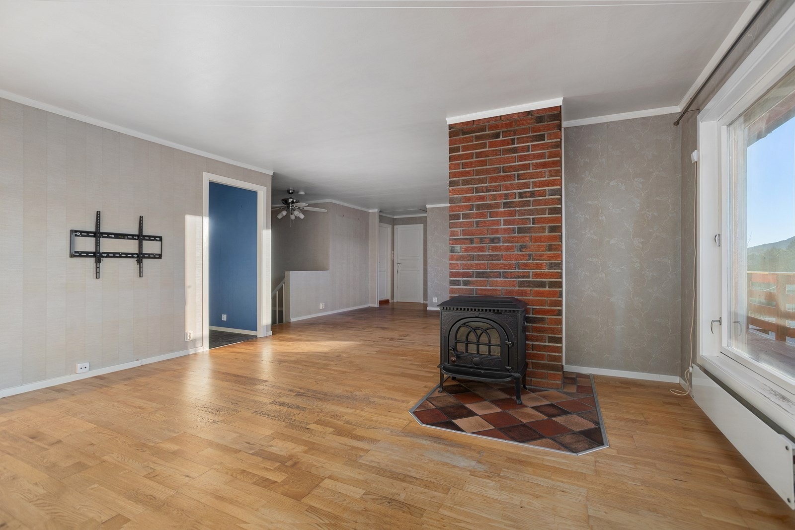 Trappeadkomst opp til etasje med stue, kjøkken, bad og 2 soverom Galleribilde