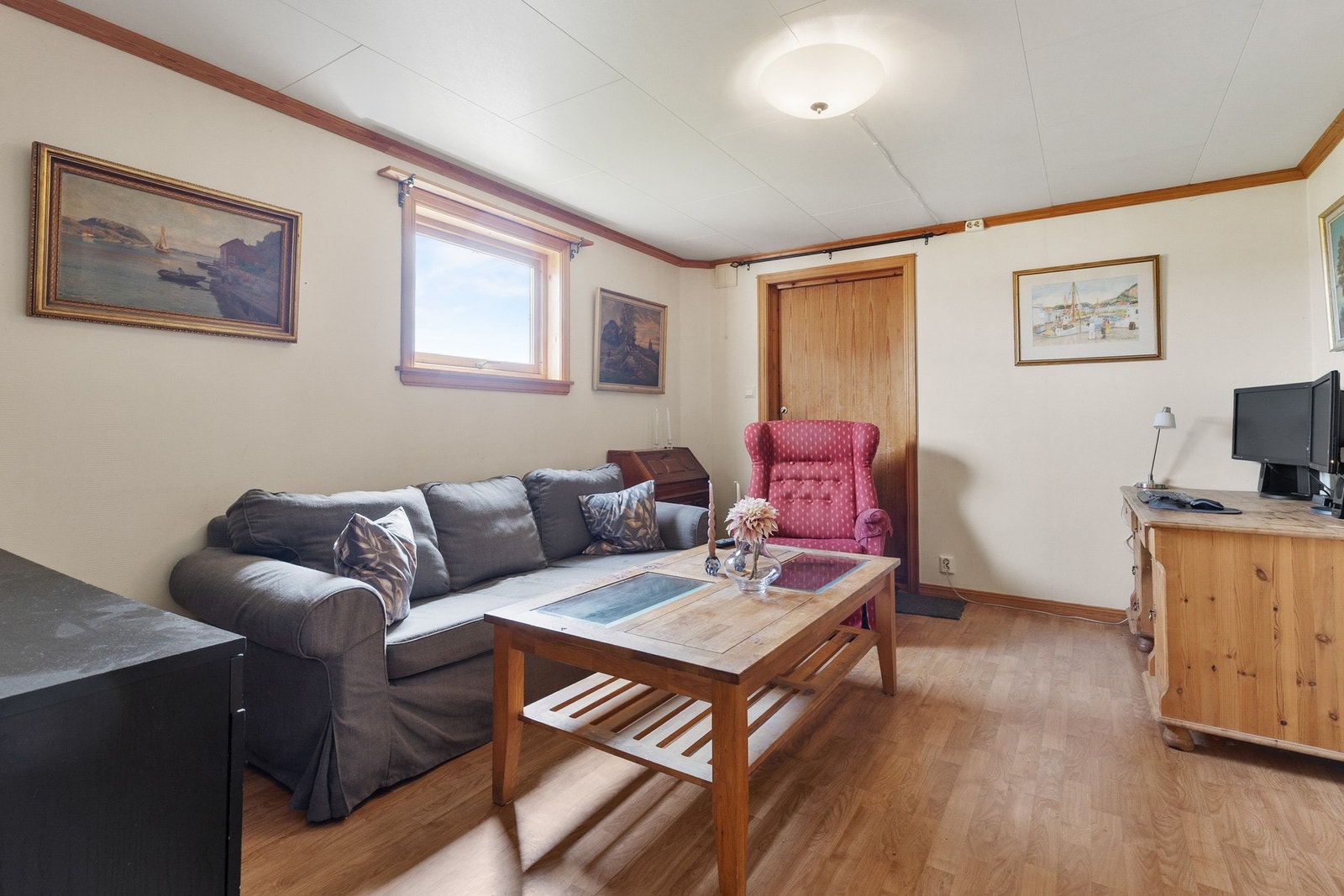 Stuen i hybelleiligheten er fin møbleringsfrihet. Galleribilde