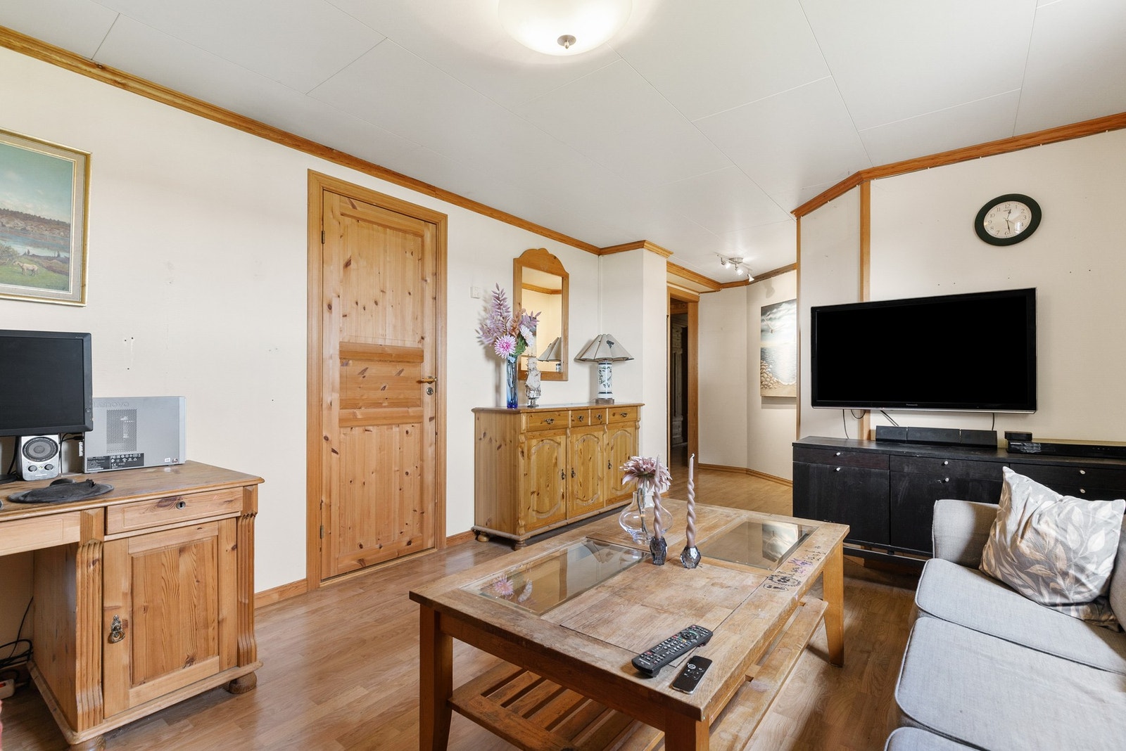 Oppholdsrommene har belegg på gulvene, og hybelleiligheten varmes opp med vannbåren gulvvarme. Galleribilde