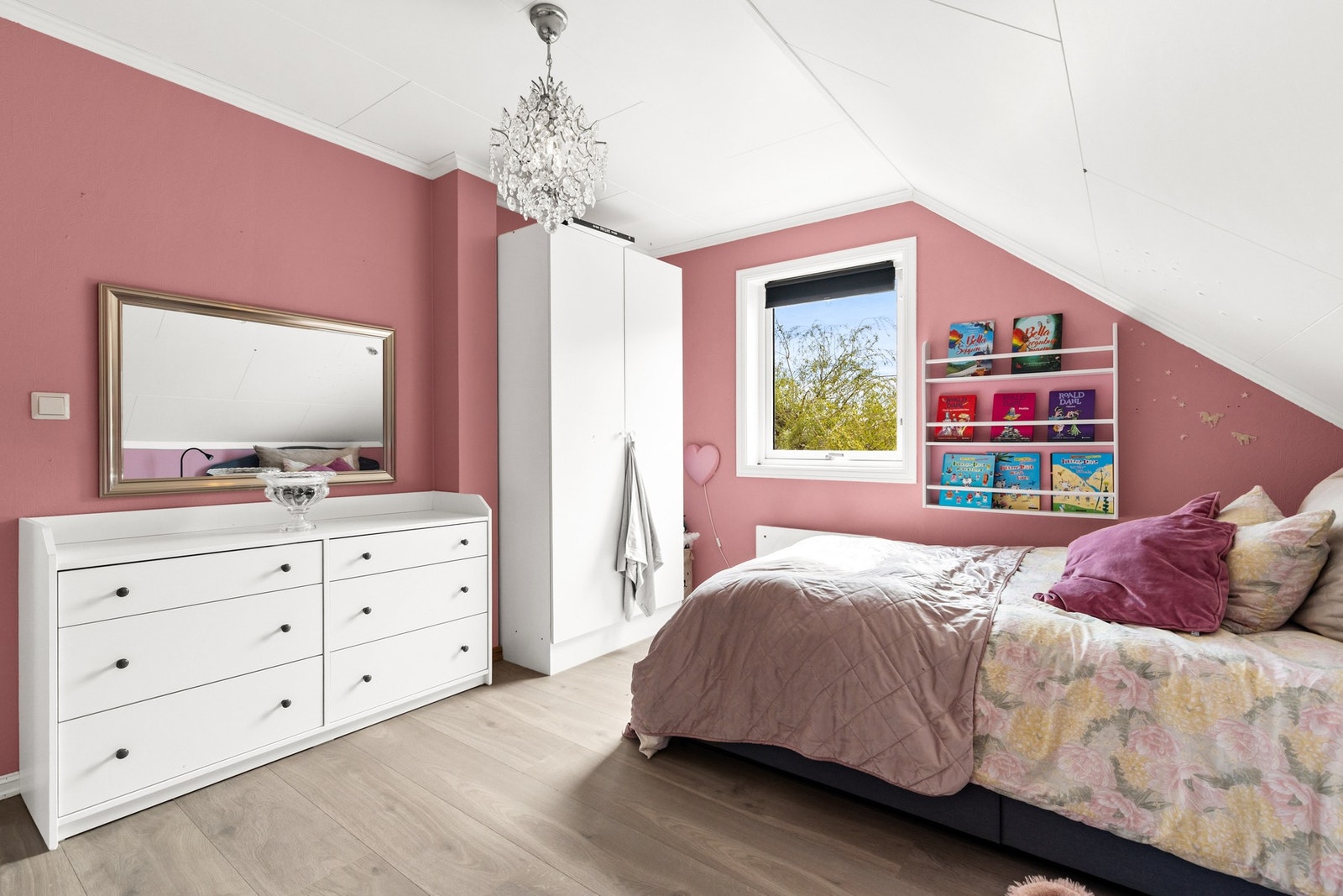 Veggene på soverommene i 2. etasje er malt opp i tidsmessige farger som står godt til laminatgulvene. Galleribilde