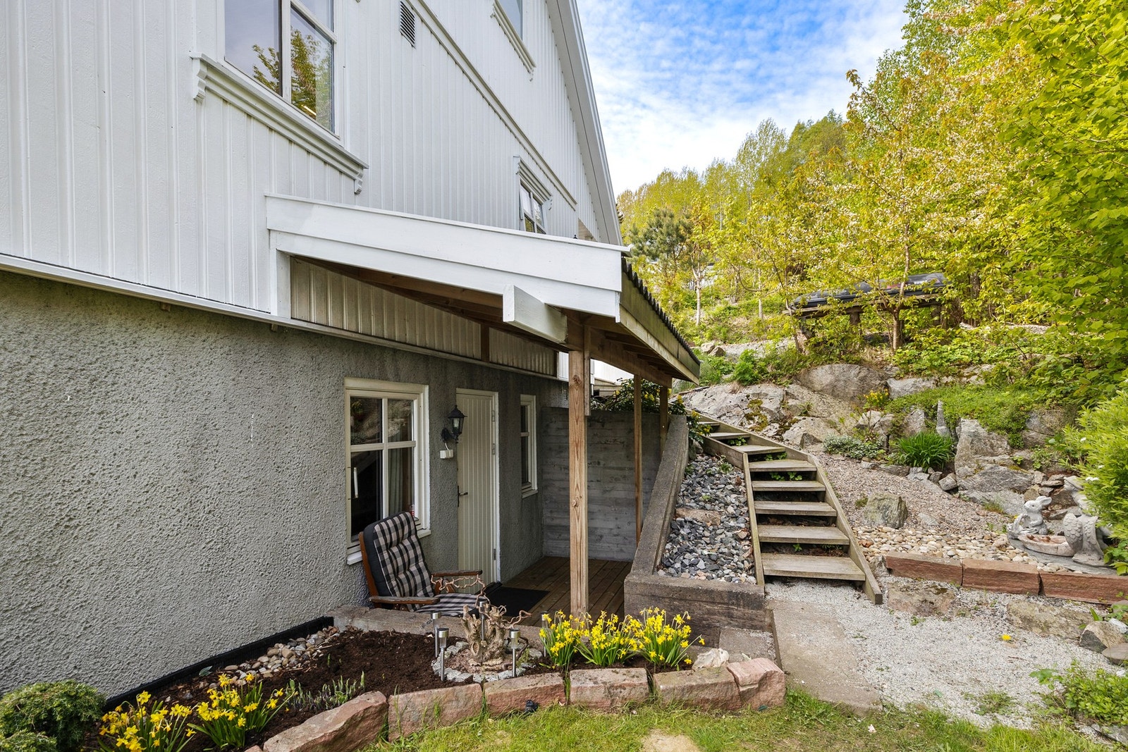 Hybelleiligheten har egen, overbygd inngang med en platting på ca. 6 kvm. Galleribilde