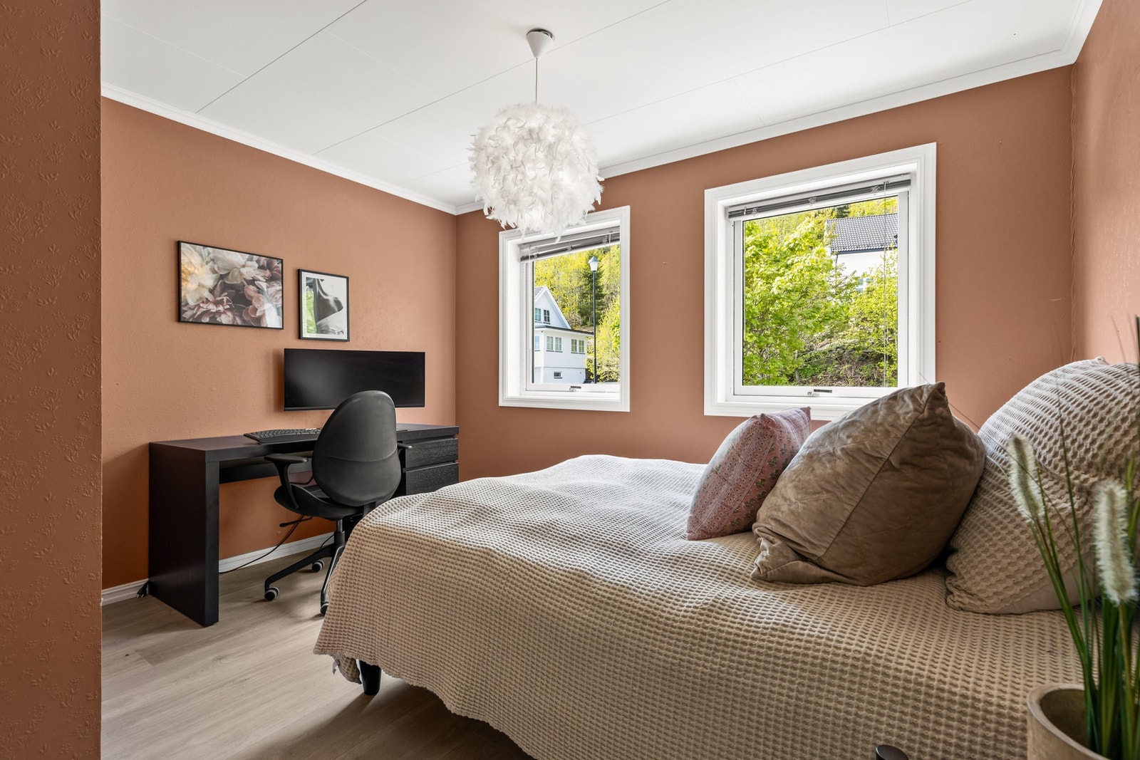 Det er montert persienner i noen av soveromsvinduene i 2. etasje. Galleribilde