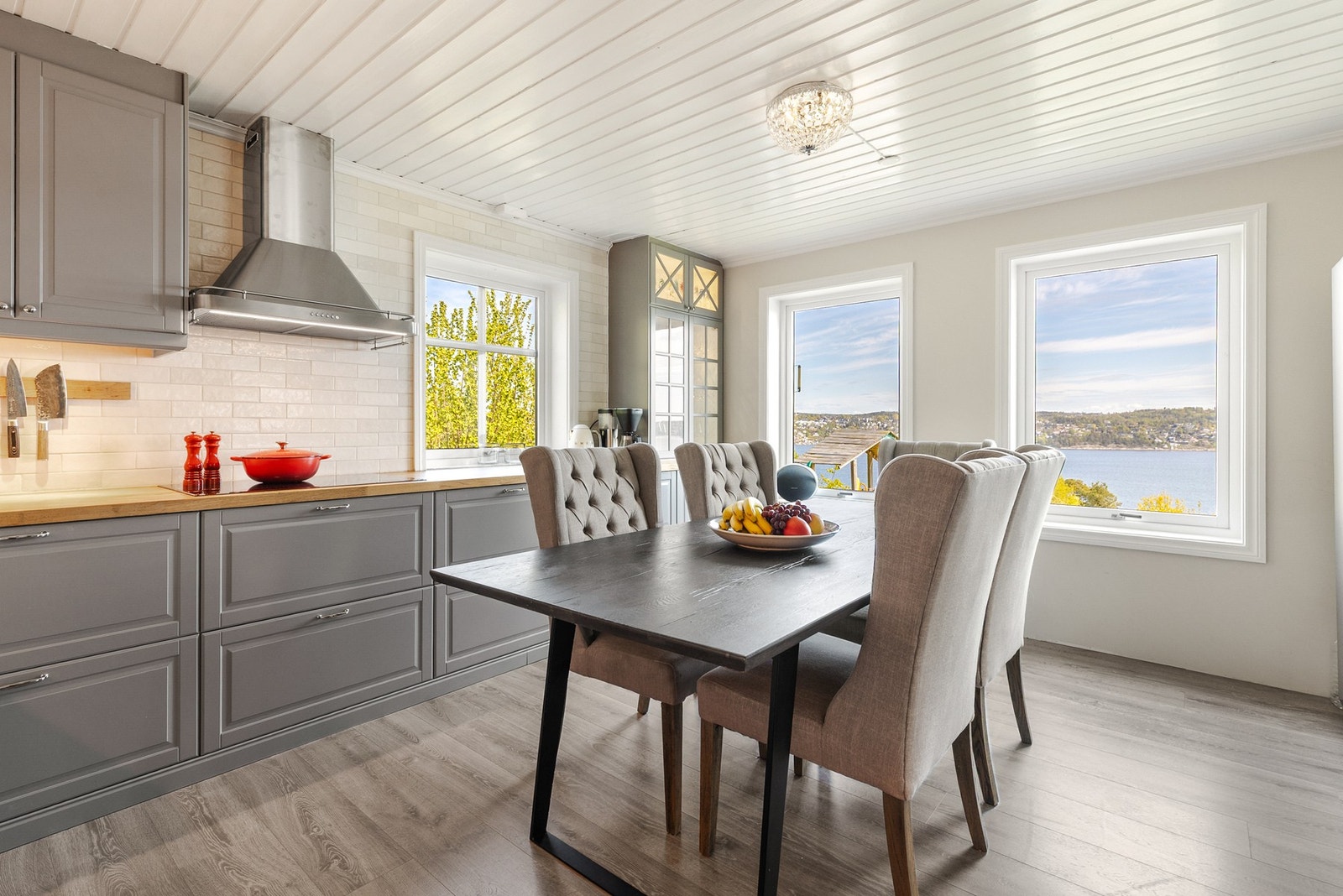 Det er god plass til å samle familien til hyggelige måltider på kjøkkenet. Galleribilde