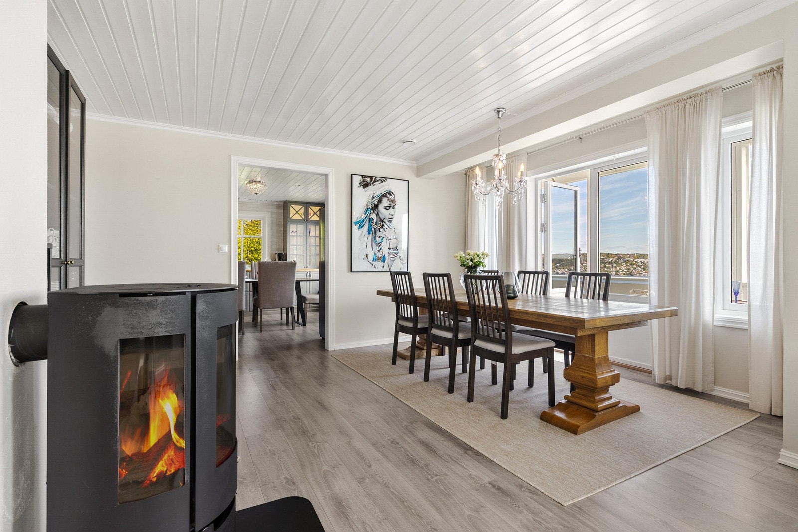 I tillegg til vannbåren gulvvarme har stuen en rentbrennende peisovn. Galleribilde