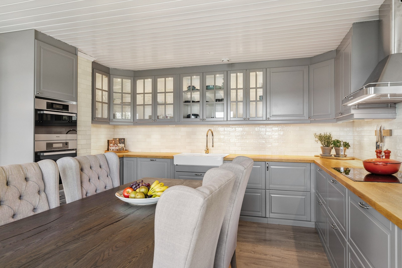 Kjøkkenet er utstyrt med integrerte hvitevarer som oppvaskmaskin, to stekeovner og en koketopp. Galleribilde