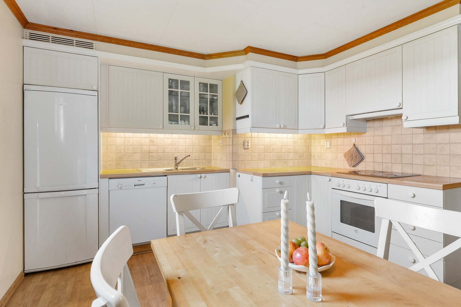 Kjøkkenet i hybelleiligheten byr på god skap- og benkeplass. Galleribilde