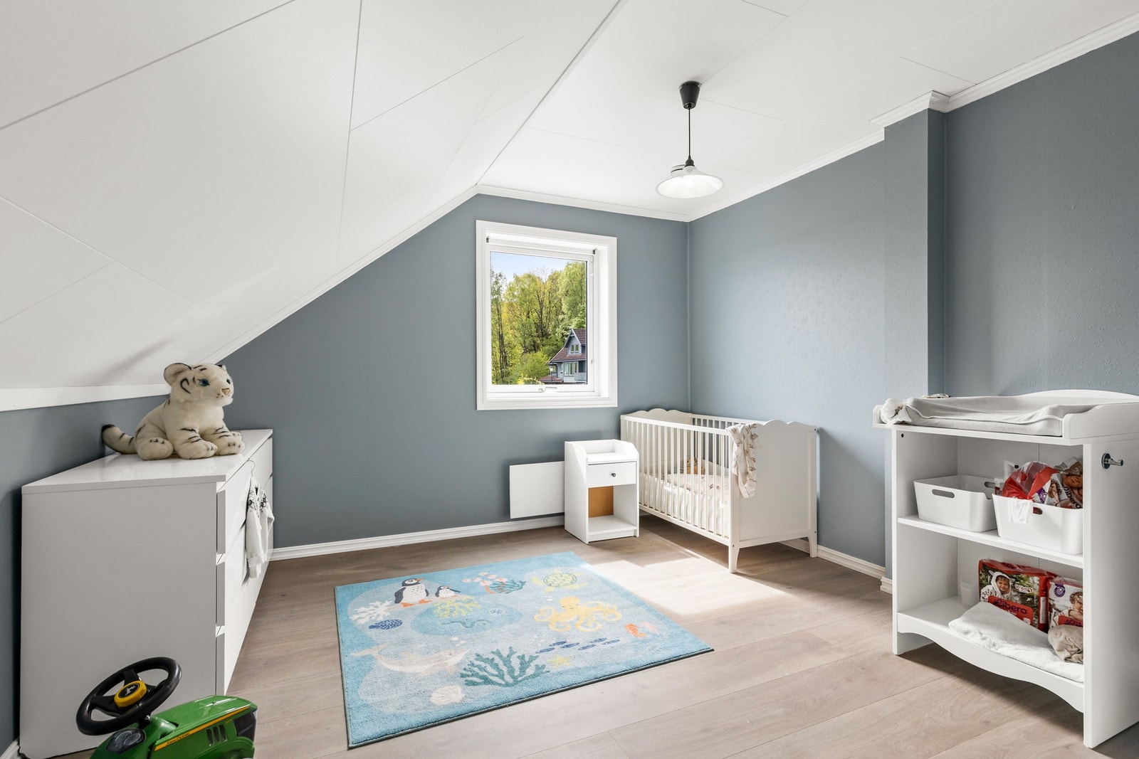 Store soveromsvinduer sørger for rikt, naturlig lysinnslipp og fint utsyn. Galleribilde