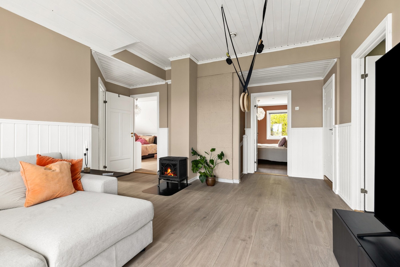 Det er montert en god peisovn i loftstuen. Galleribilde