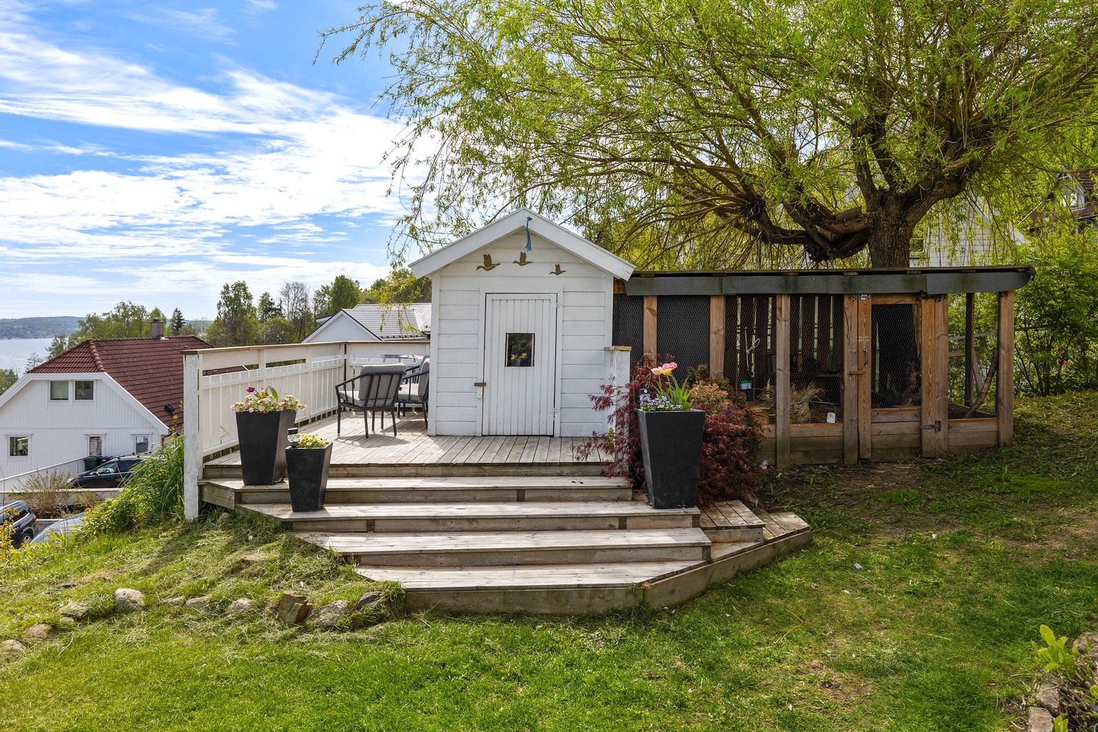 Til stor glede for familiens minste er det en koselig lekestue i hagen. Galleribilde