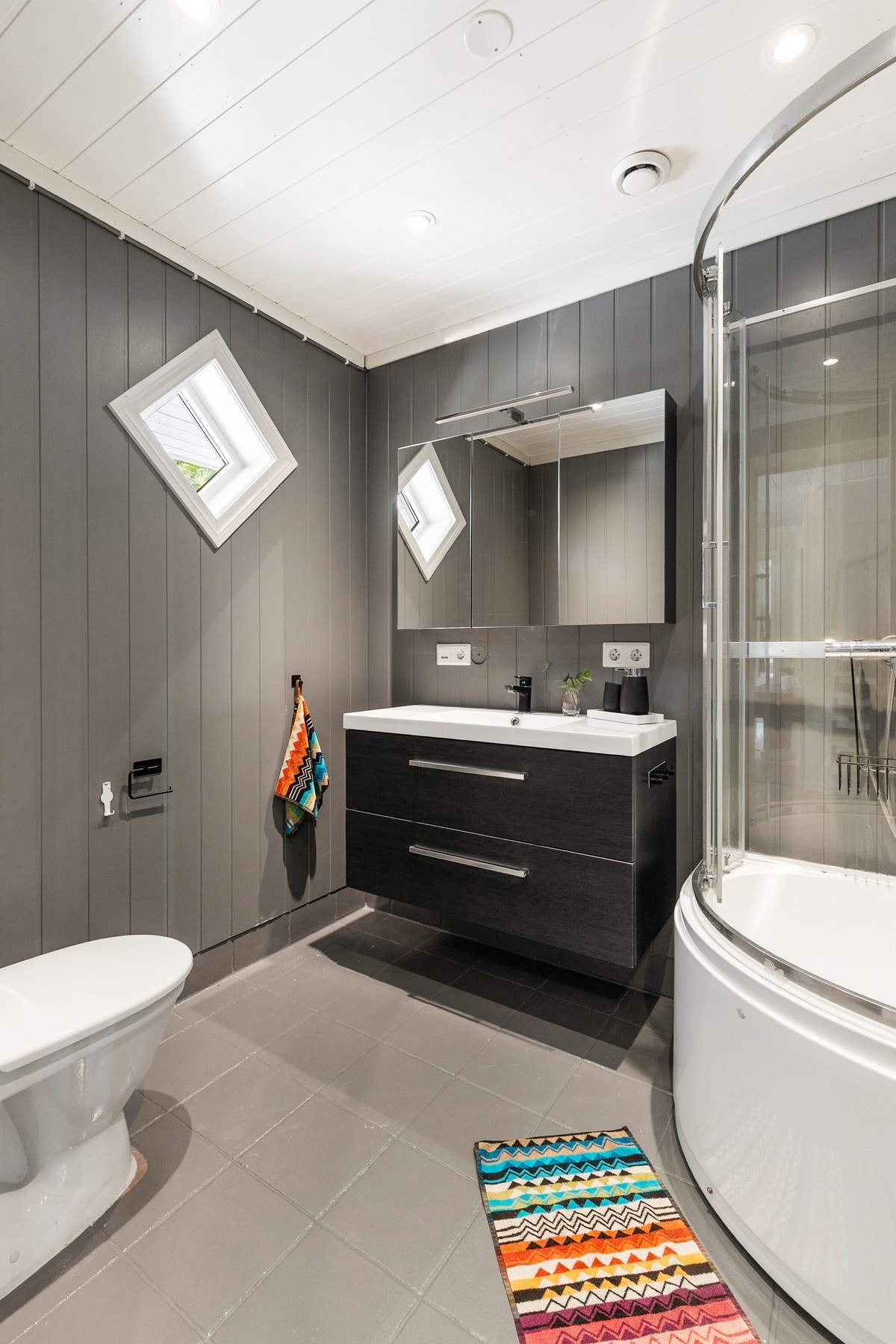 Boligens hoveddel har to bad/wc, og badet i 1. etasje ligger i hendig tilknytning til hallen. Galleribilde