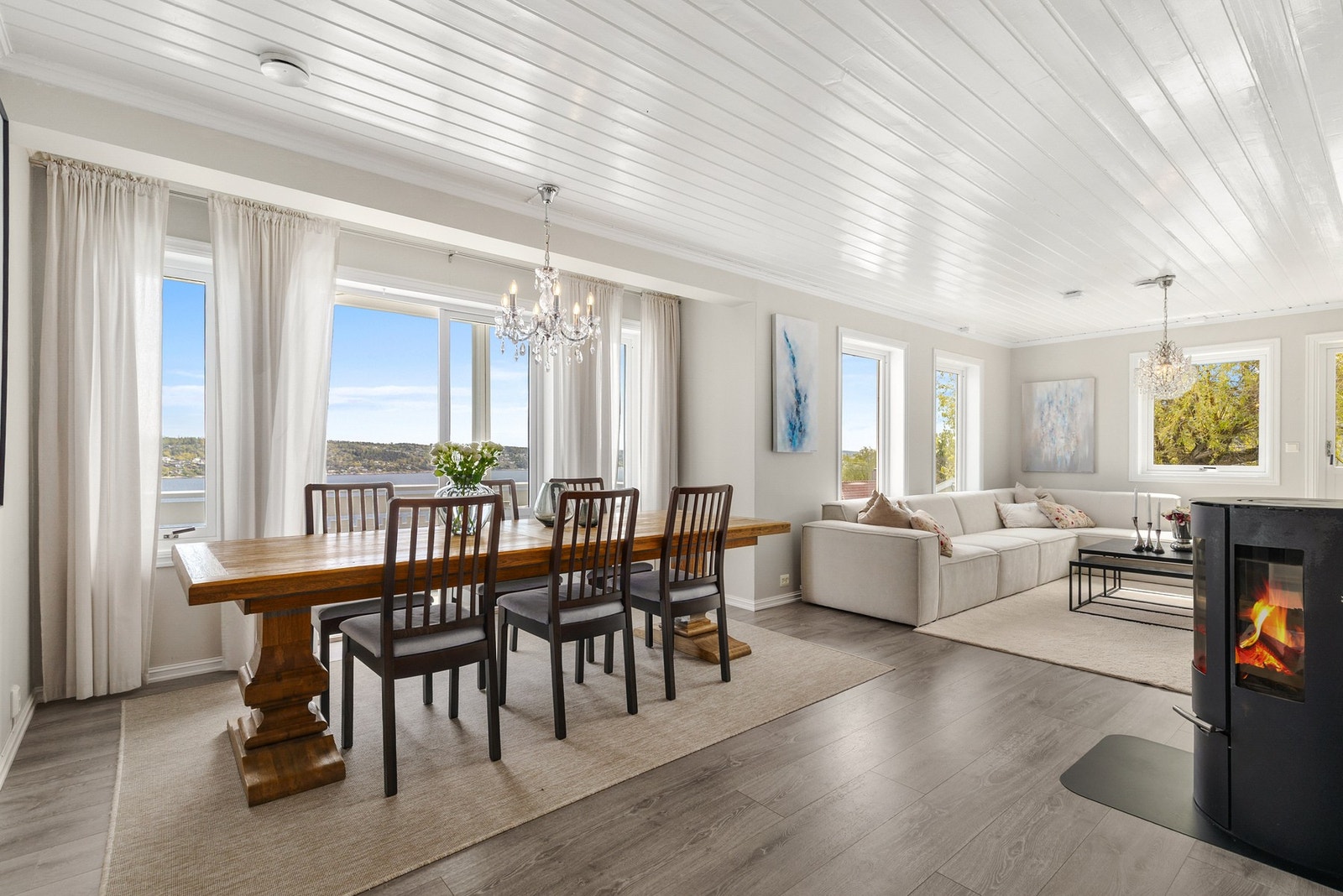 Stuen har god plass til både sofagruppe og spisestue. Galleribilde