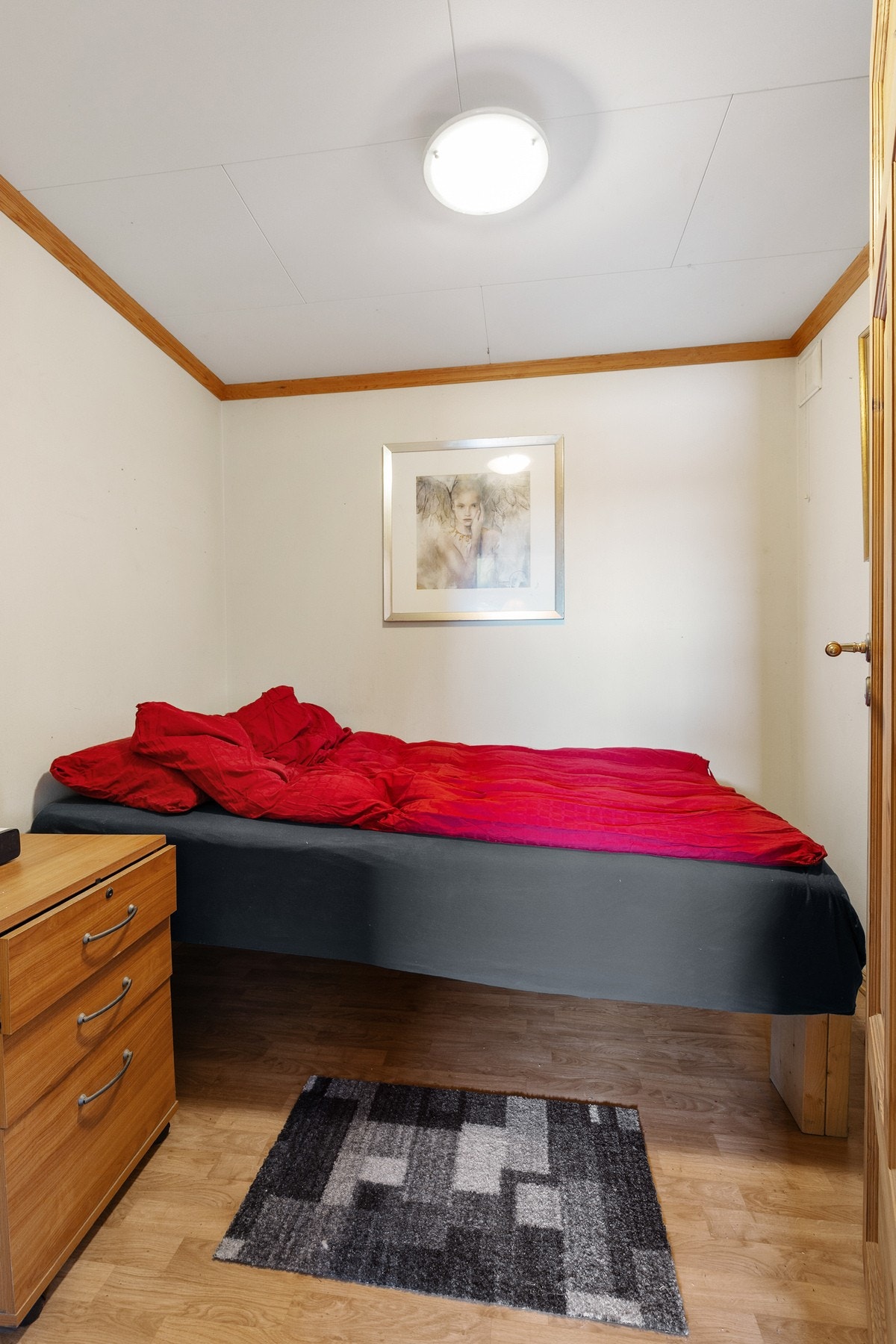 I hybelleiligheten er det bl.a. soverom, hobbyrom og 3 boder. Galleribilde