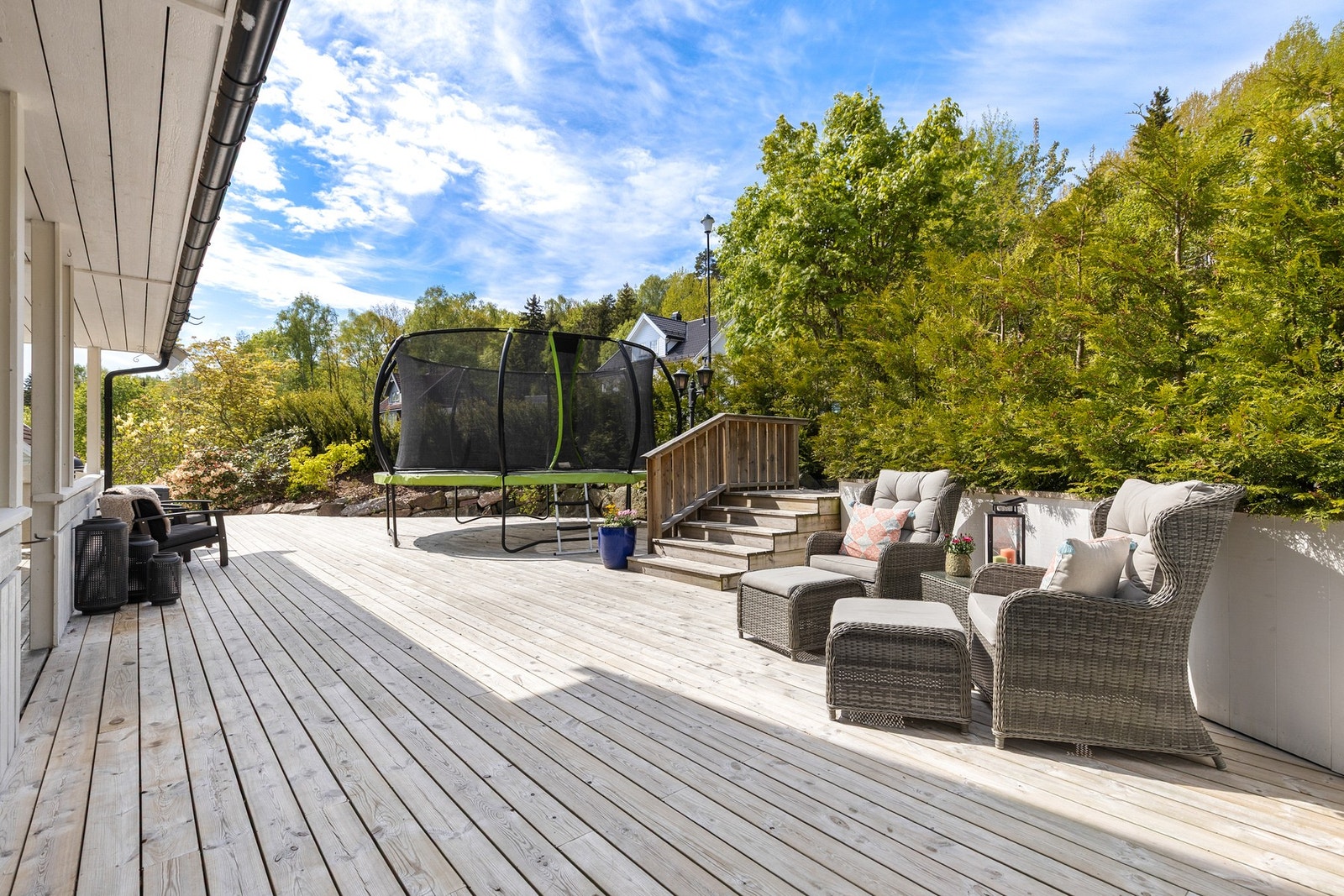 Både utsikten og solforholdene kommer til sin rett på en sydvestvendt terrasse på ca. 128 kvm. Galleribilde