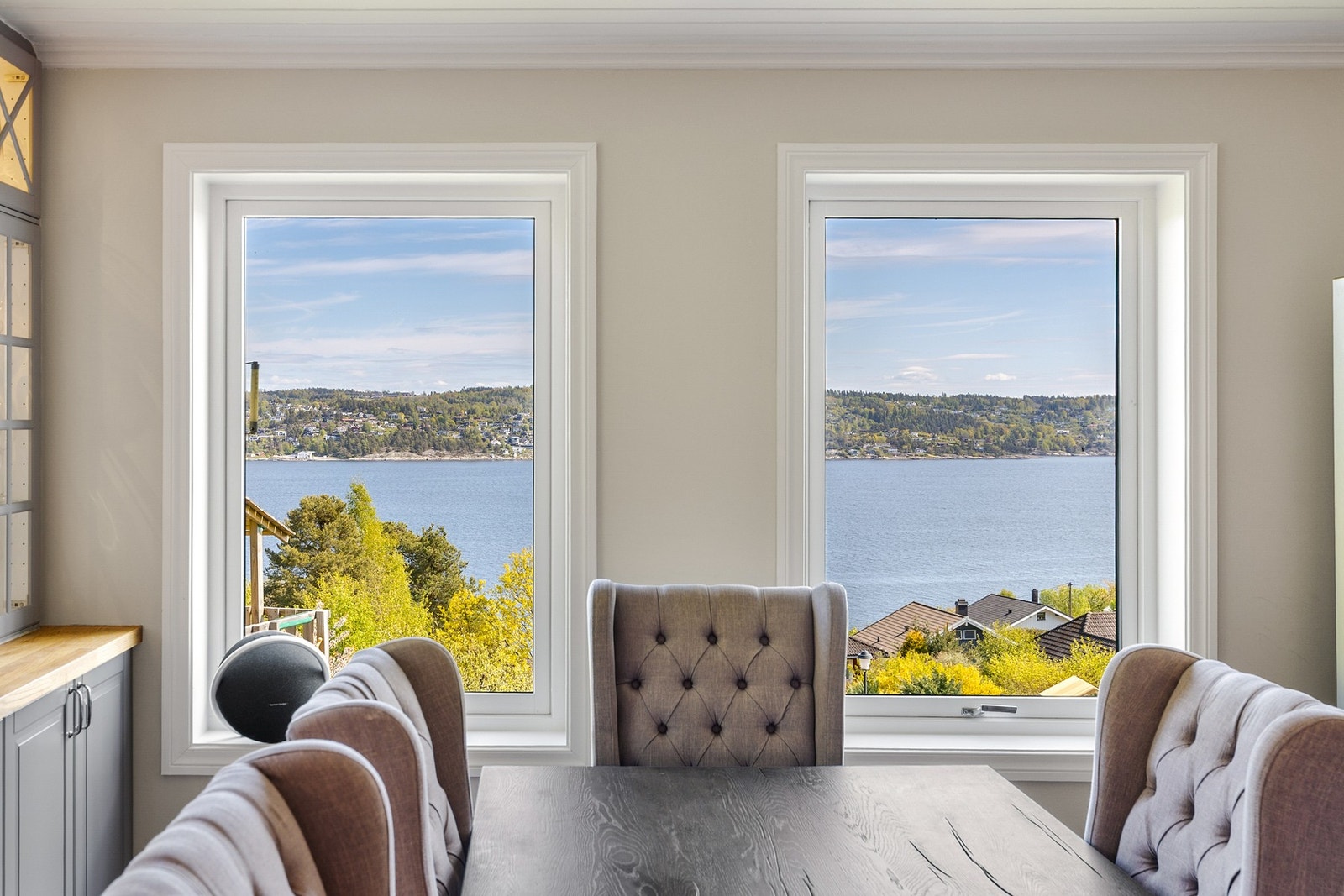 Det er god plass til å samle familien til hyggelige måltider på kjøkkenet. Galleribilde