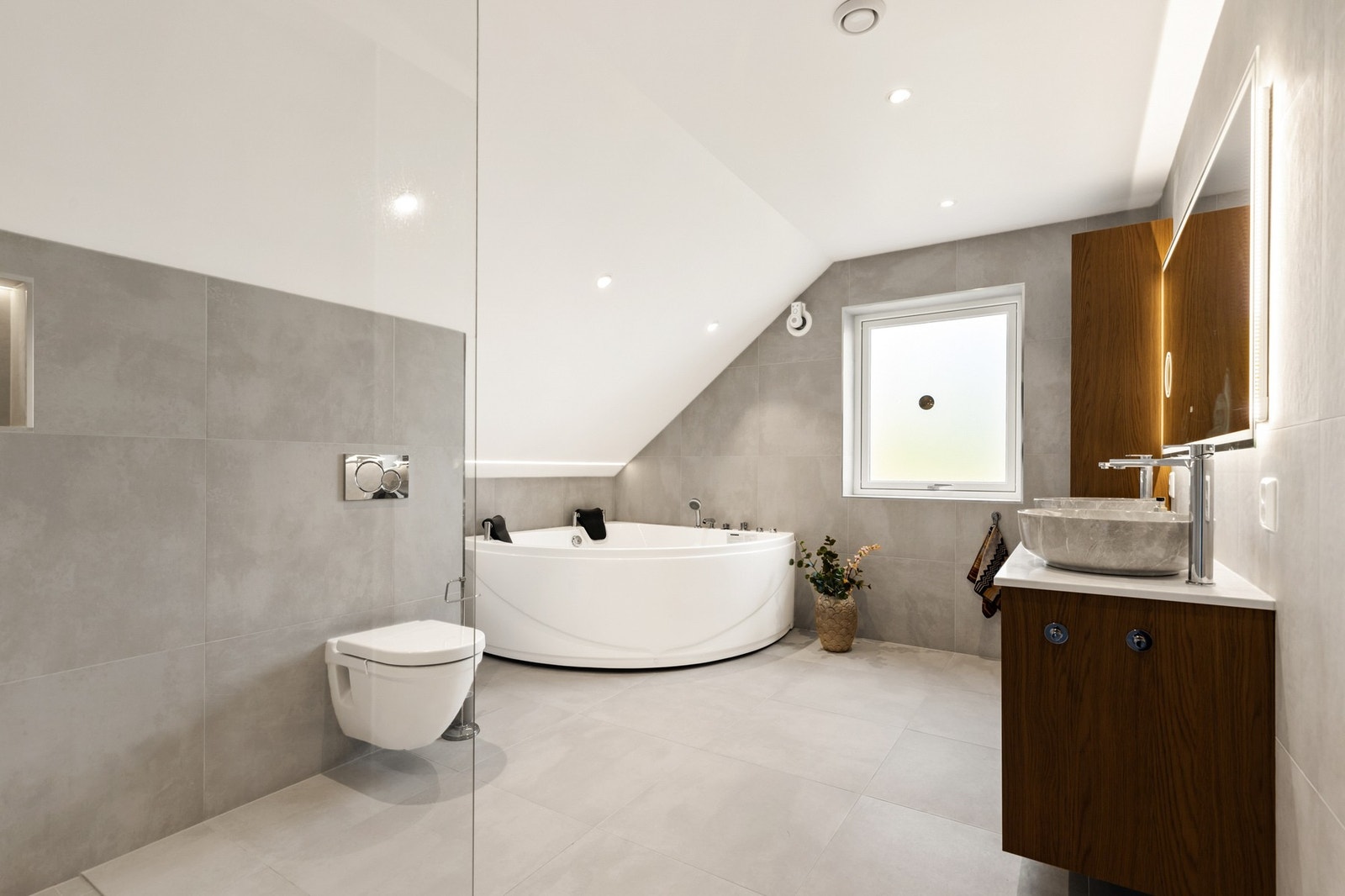 Badet i 2. etasje innbyr til egentid og vælvære - som et spa i eget hjem. Galleribilde