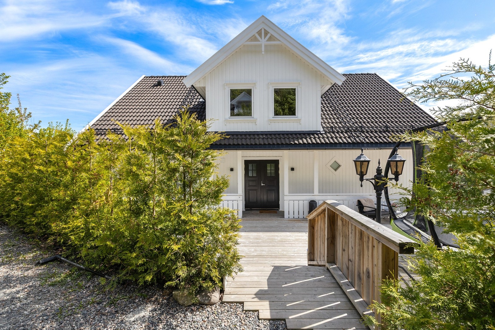 Eneboligens hoveddel har adkomst via den vestvendte delen av den store terrassen. Galleribilde