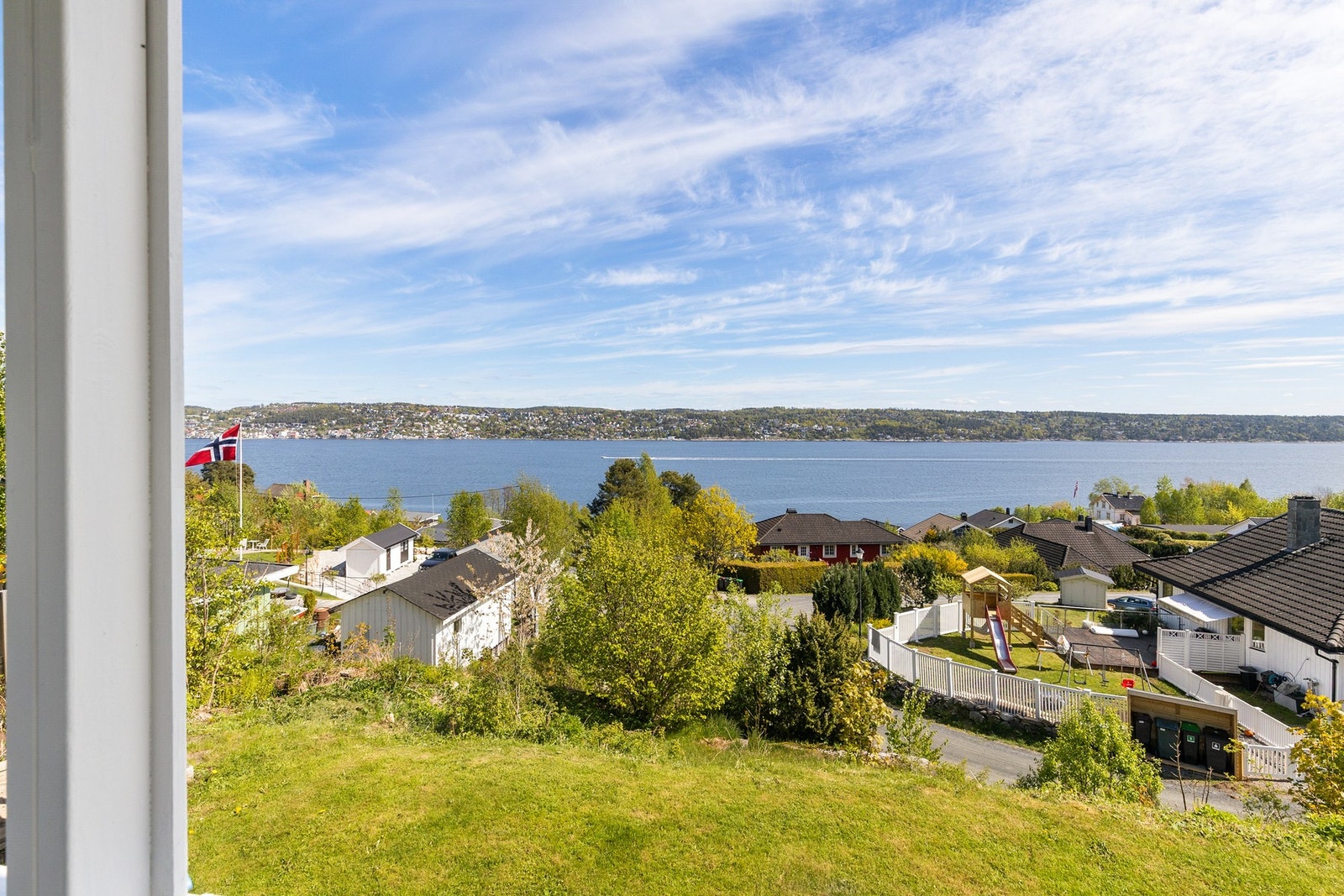 Utsikten til Oslofjorden kommer til sin rett bådeute og innefra Galleribilde
