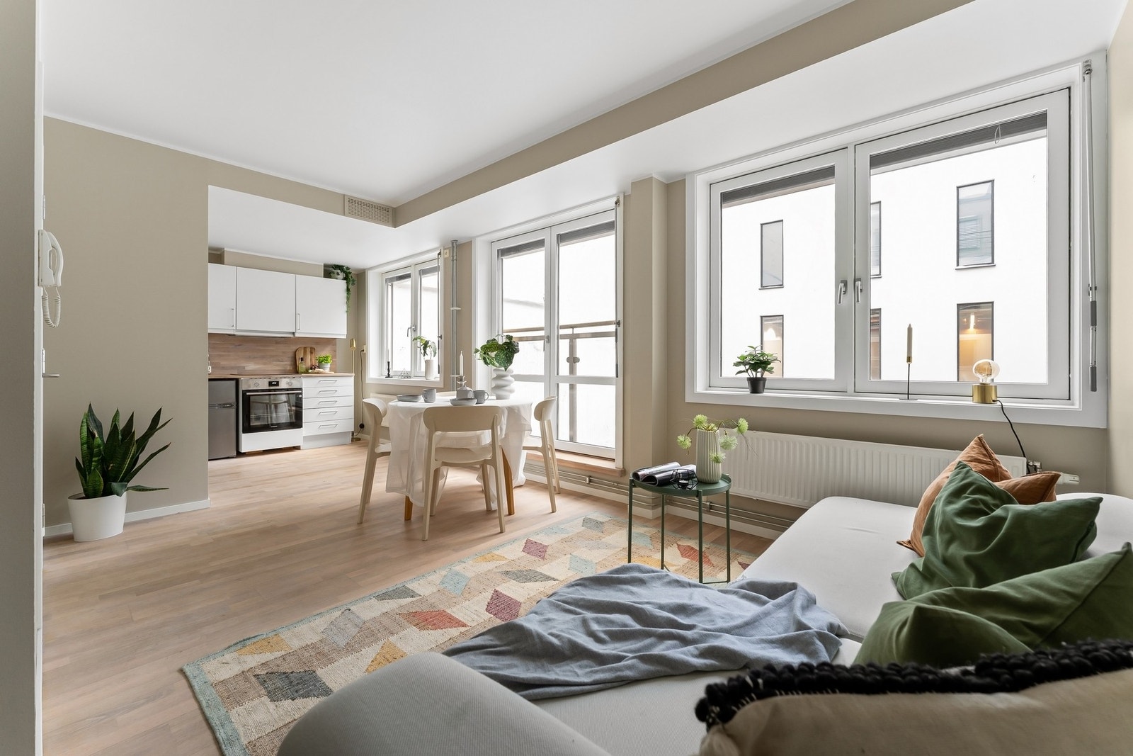 Velkommen til en delikat og lekker 2-roms i 5. etasje med heisadkomst. Boligen er overflateoppusset de senere år, og har en meget arealeffektiv planløsning Galleribilde