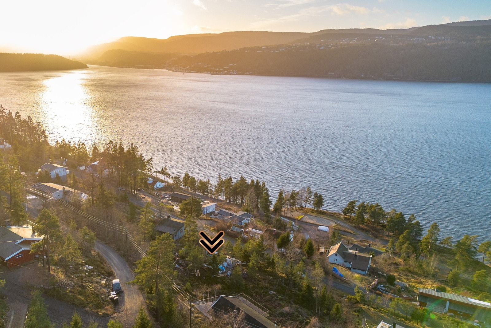Her får du det beste av to verdener - naturnære omgivelser kombinert med enkel adkomst og kort vei til sjø, turmuligheter og servicetilbud. Galleribilde
