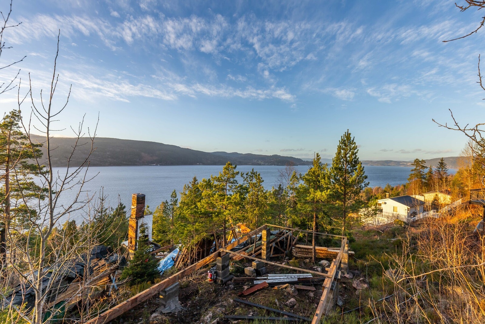 Tomten ligger høyt og usjenert med gode solforhold. Galleribilde
