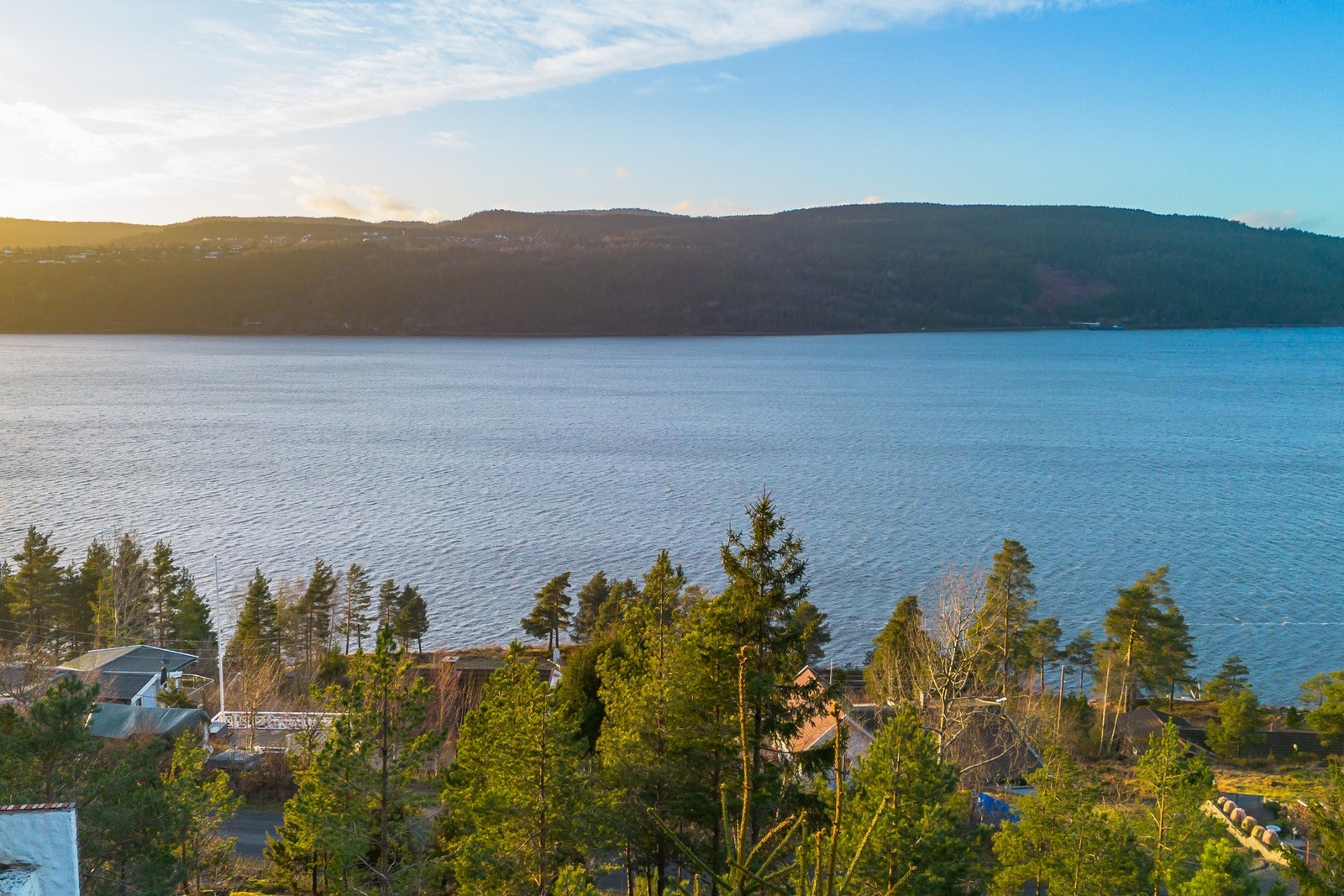 Fantastisk utsikt over fjorden og omkringliggende landskap Galleribilde