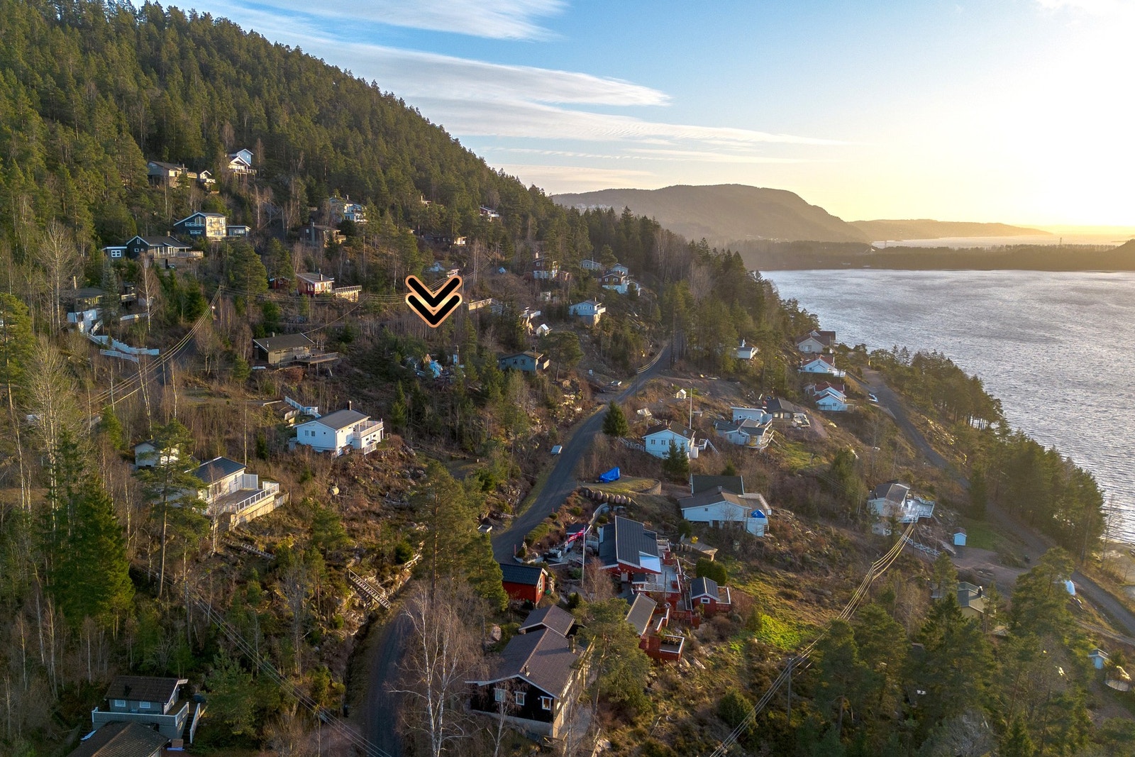 Tomten har fritt utsyn og god avstand til naboeiendommer. Galleribilde