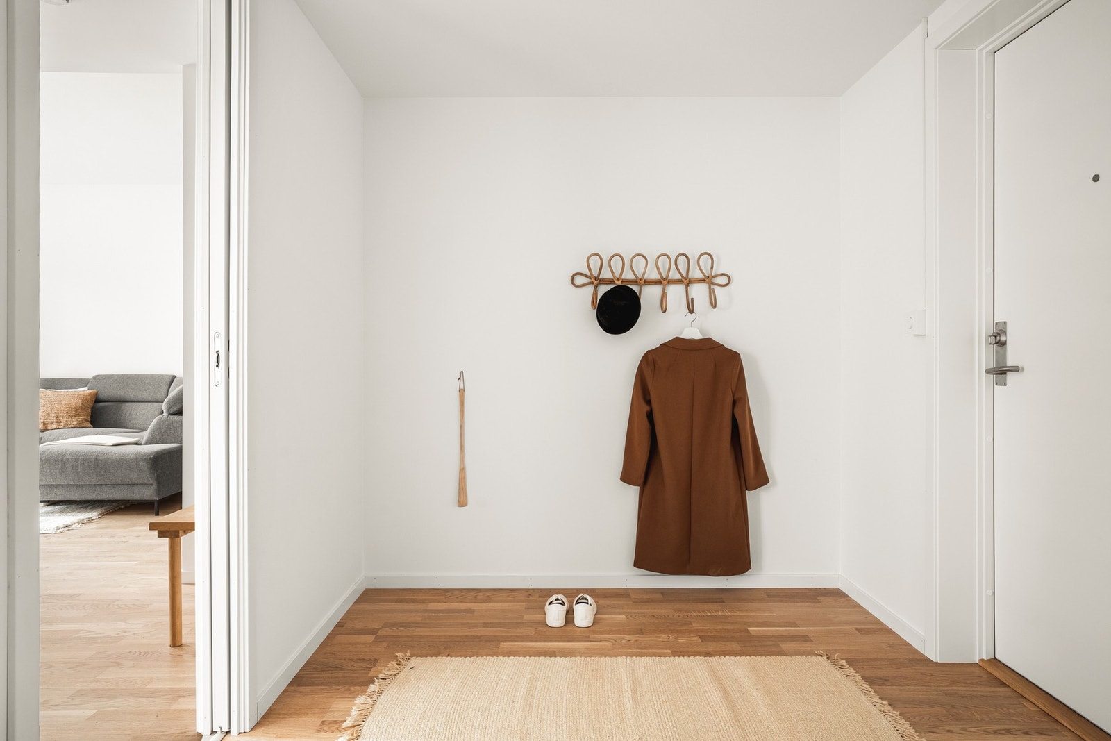 Her er det god plass til å henge fra seg yttertøyet før du beveger deg videre inn i leiligheten. Galleribilde