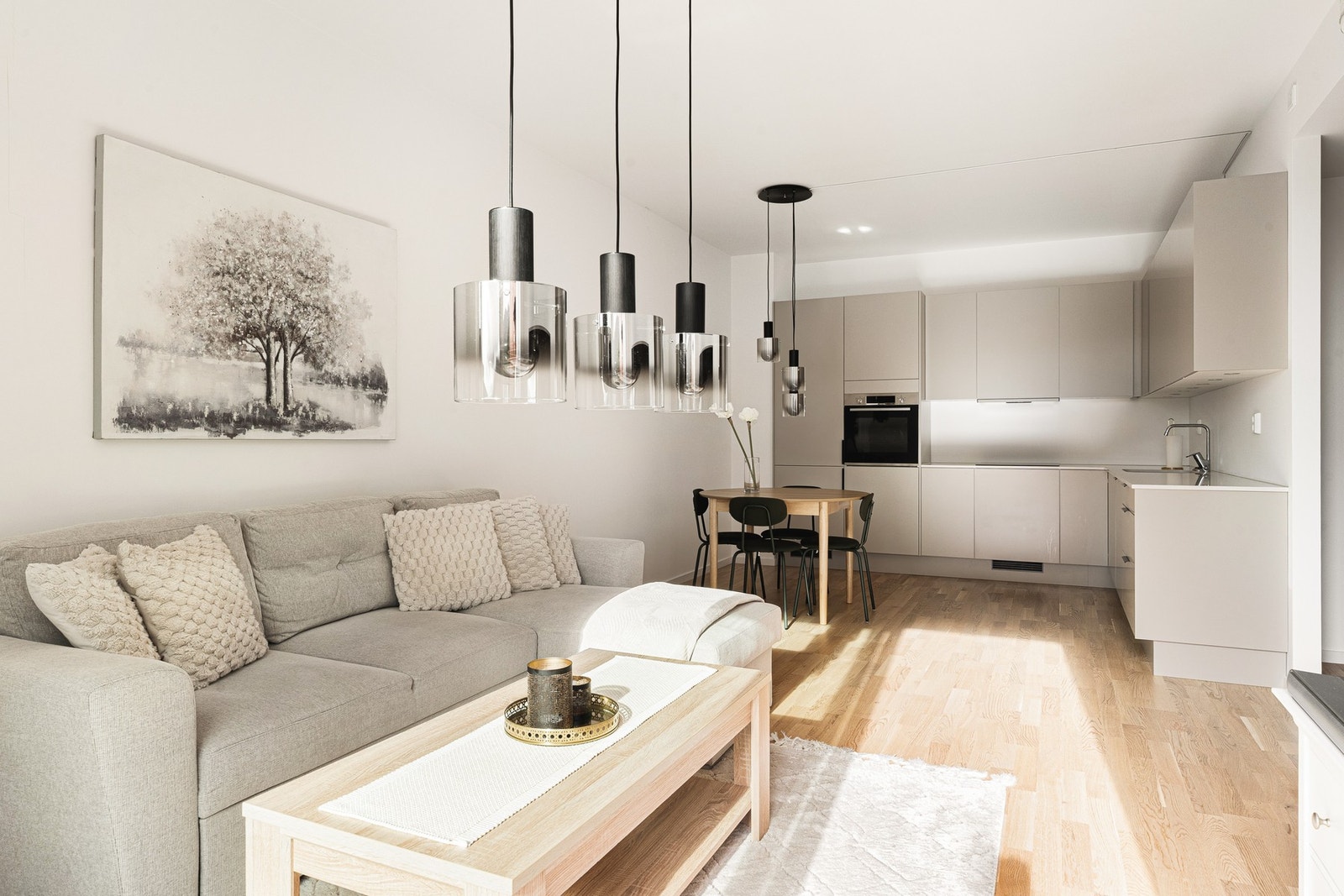 Stuen sin planløsning er god, noe som gjør det enkelt å møblere i ulike soner med egen sofagruppe og spisebord. Galleribilde