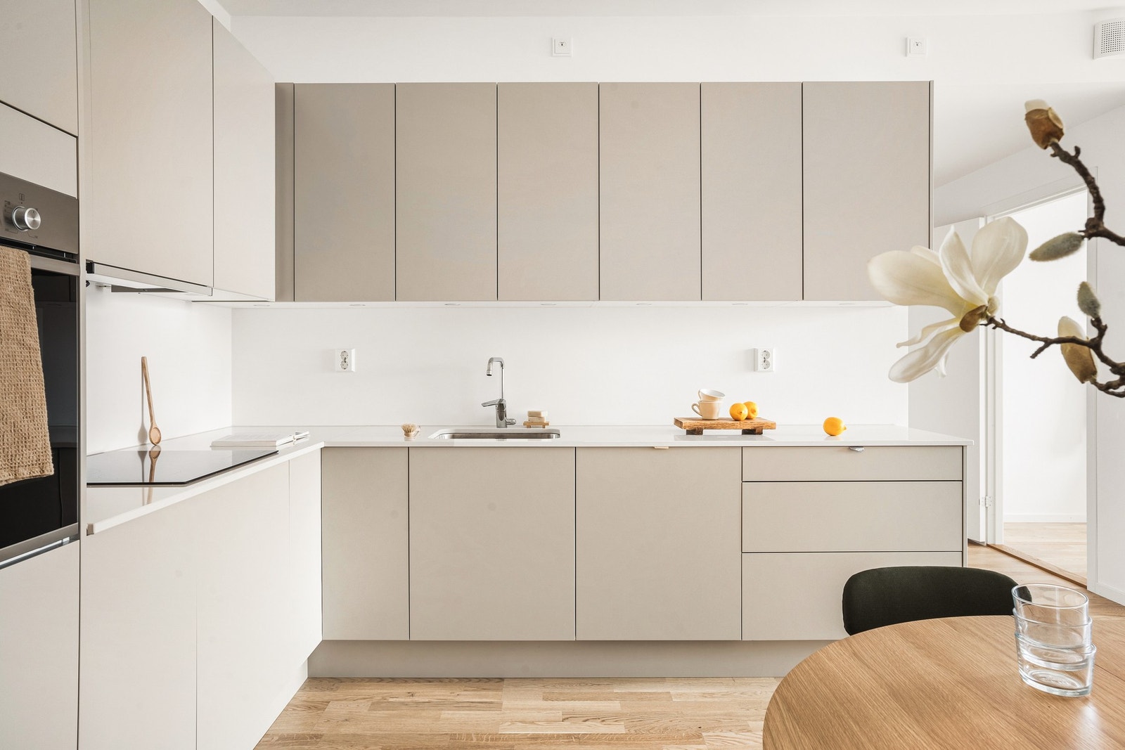 Kjøkkenet er komplett med stekeovn, induksjonstopp, ventilator, oppvaskmaskin og kjøl/frys. Galleribilde