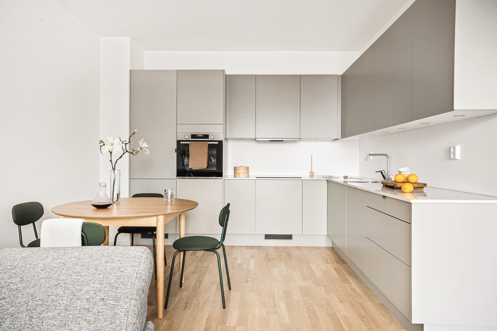 Kjøkkenet er av god kvalitet og praktisk lagt opp med mye skapplass. Galleribilde