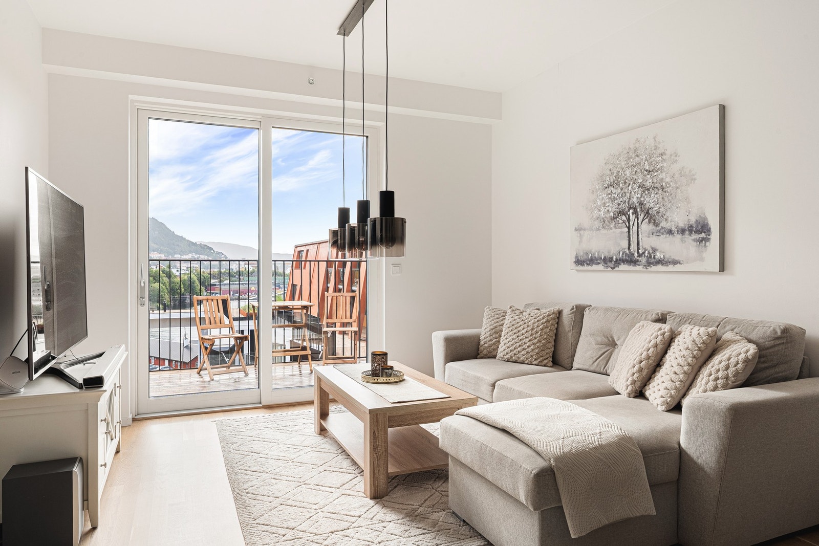 De store vindusflatene slipper inn godt med naturlig lys og gir rommet en lys og luftig atmosfære. Galleribilde