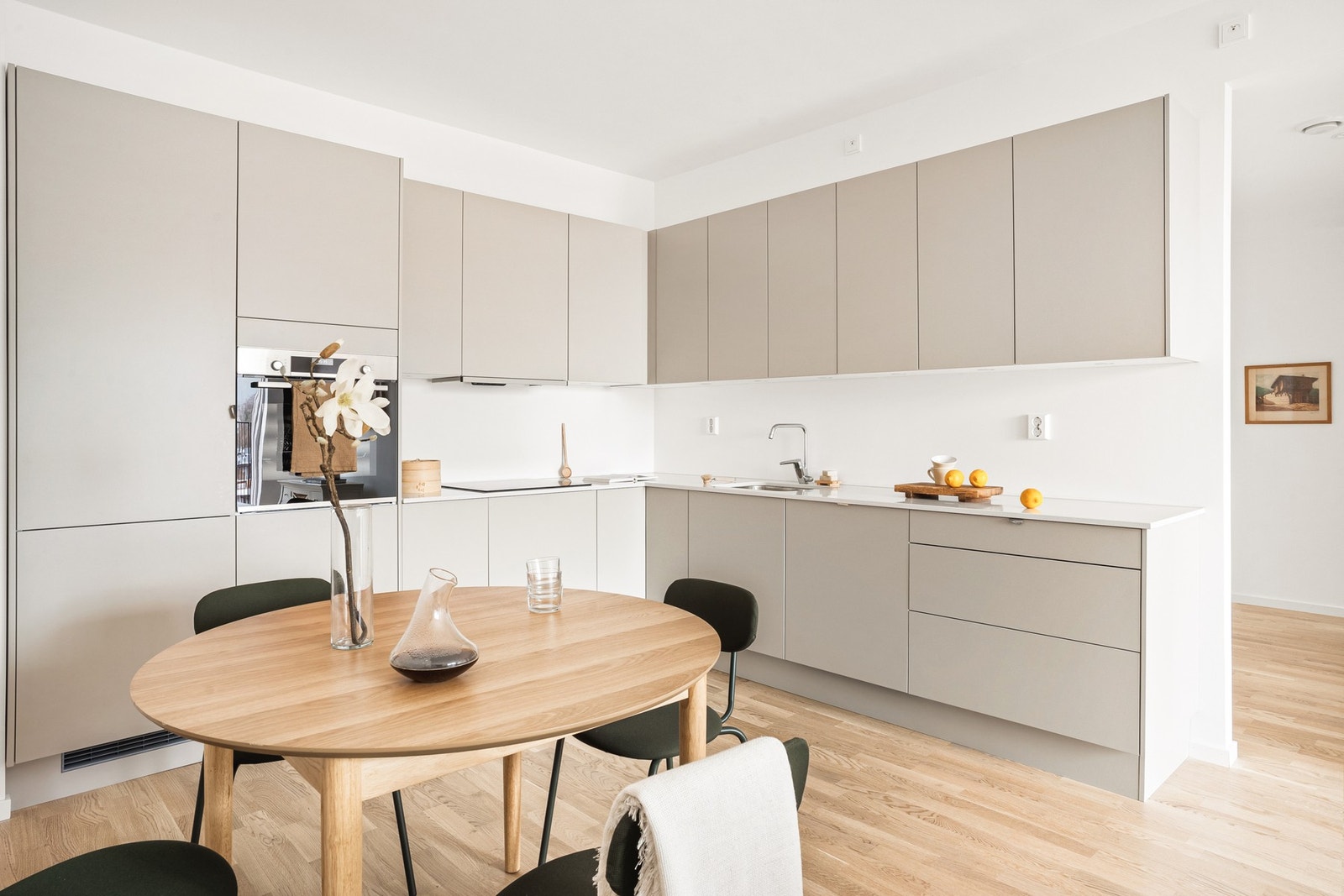 Selv om det er åpen løsning, er kjøkkenet likevel for seg selv, som gjør at du får to forskjellige soner på kjøkken og i stue, med plass til spisebord mellom. Galleribilde