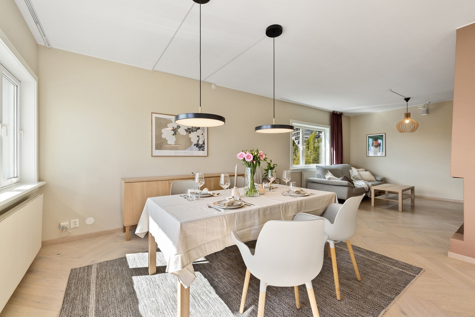 Naturlig plassering av spisestue. Galleribilde