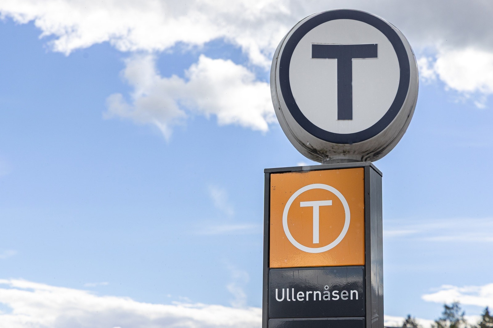 Fra leiligheten er det kun 300 m til Ullernåsen T-banestasjon (linje 1, 2, 3 og 5). Banen bruker 9 min. til Majorstuen og 14 min. til Oslo S. Galleribilde