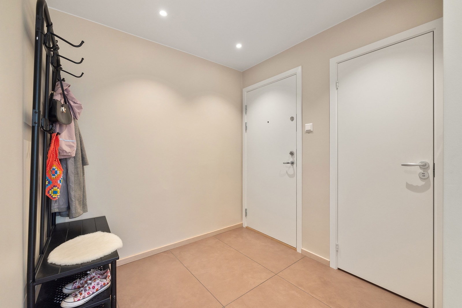 Velkommen inn i lys og innbydende entré, med god plass til ulike oppbevaringsløsninger - downlights og gulvvarme. Galleribilde