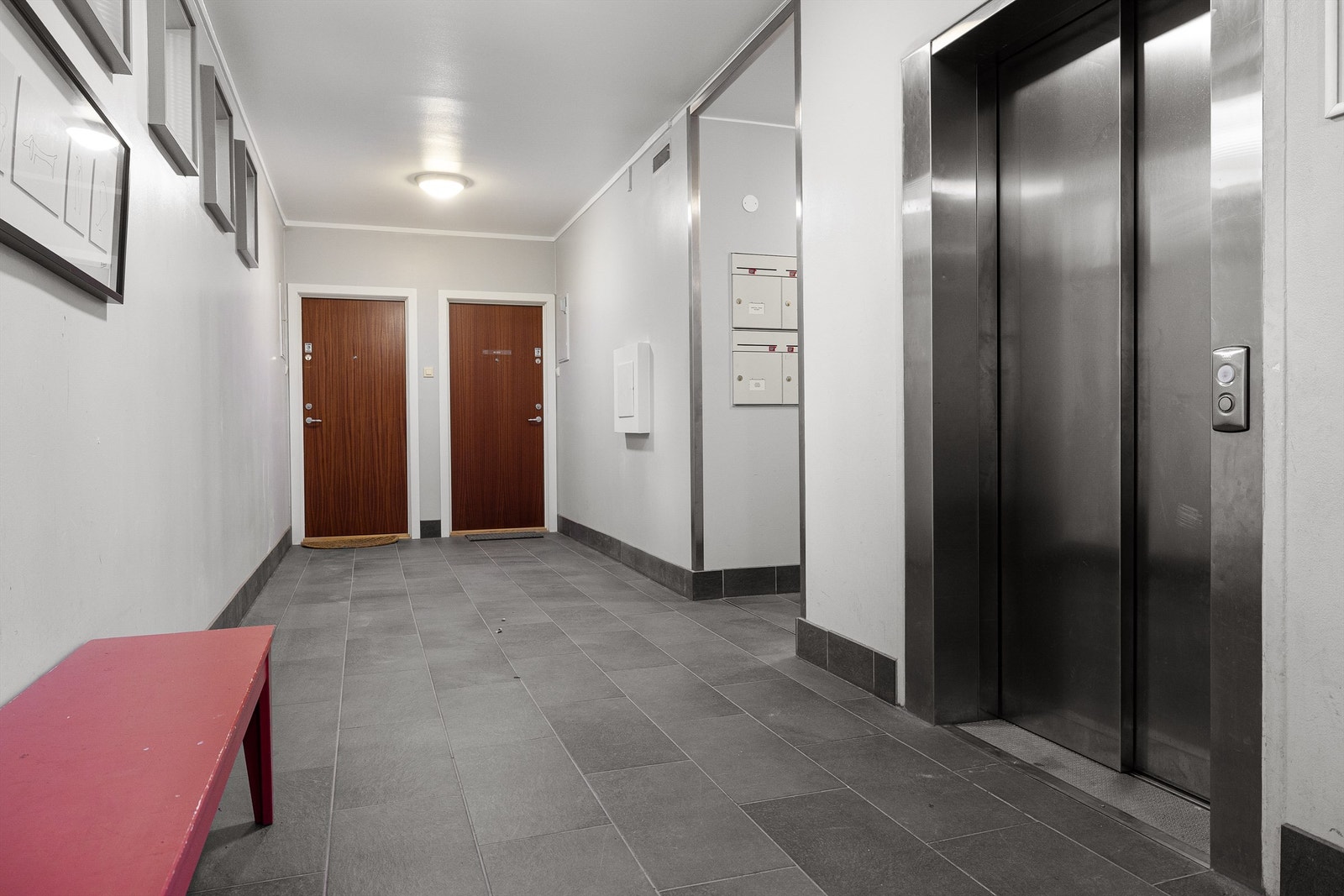 Adkomst via felles trappegang med heis. Leiligheten har bruksrett til 2 kjellerboder på hhv. 2 og 4 kvm, samt delt bod med nabo på leilighetsplan. Galleribilde