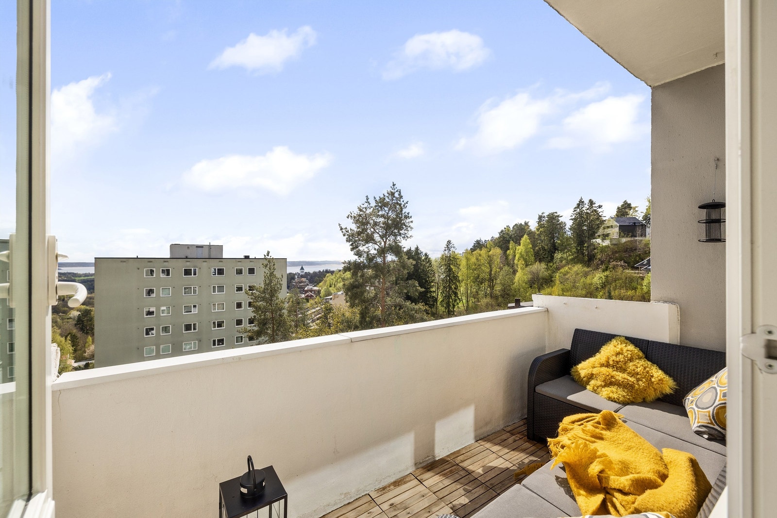 Balkongen har gulvoverflater belagt med treheller. Galleribilde