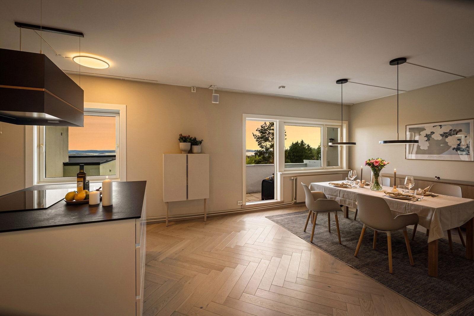 Romslig og luftig oppholdsrom med åpen kjøkkenløsning. Foto: Trond Walsø / Walso Work Galleribilde